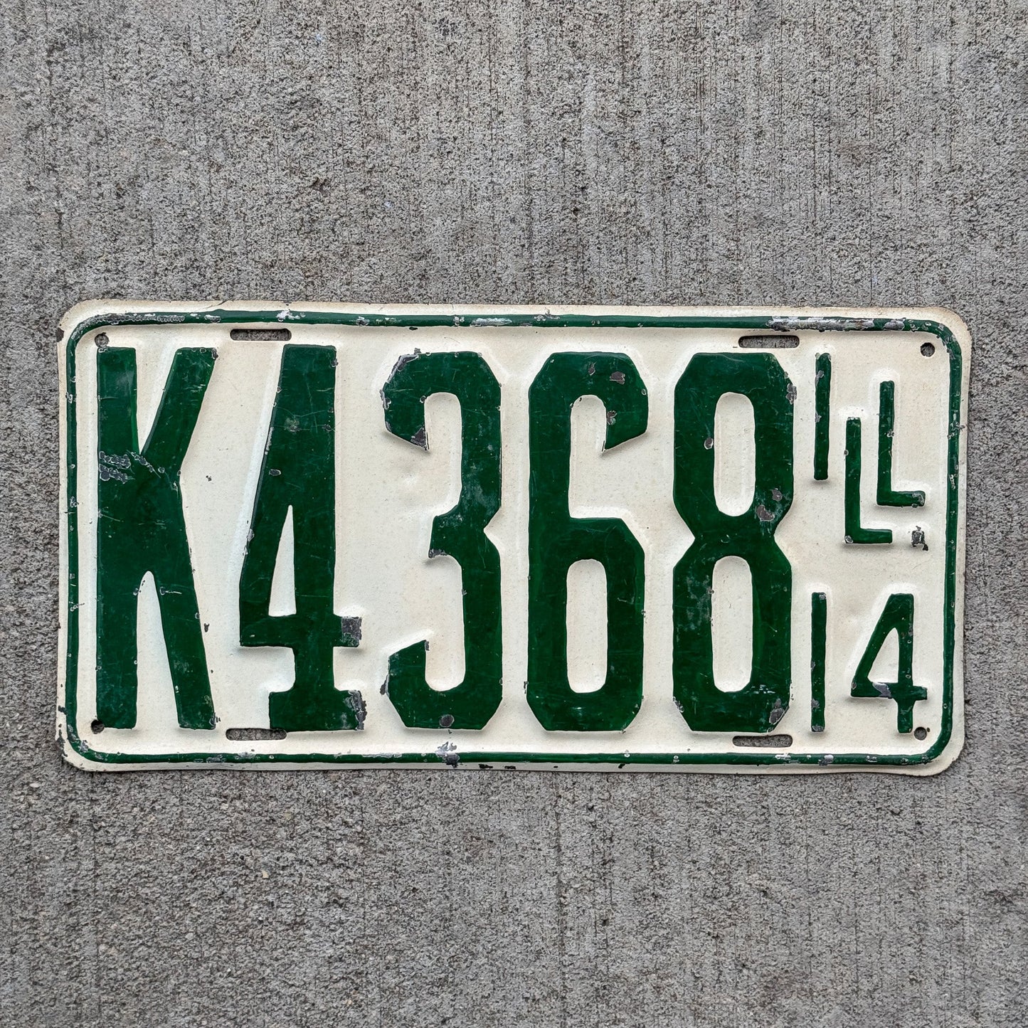 Photo of a 1914 Illinois License Plate Auto Tag Garage Decor Vintage K 4368