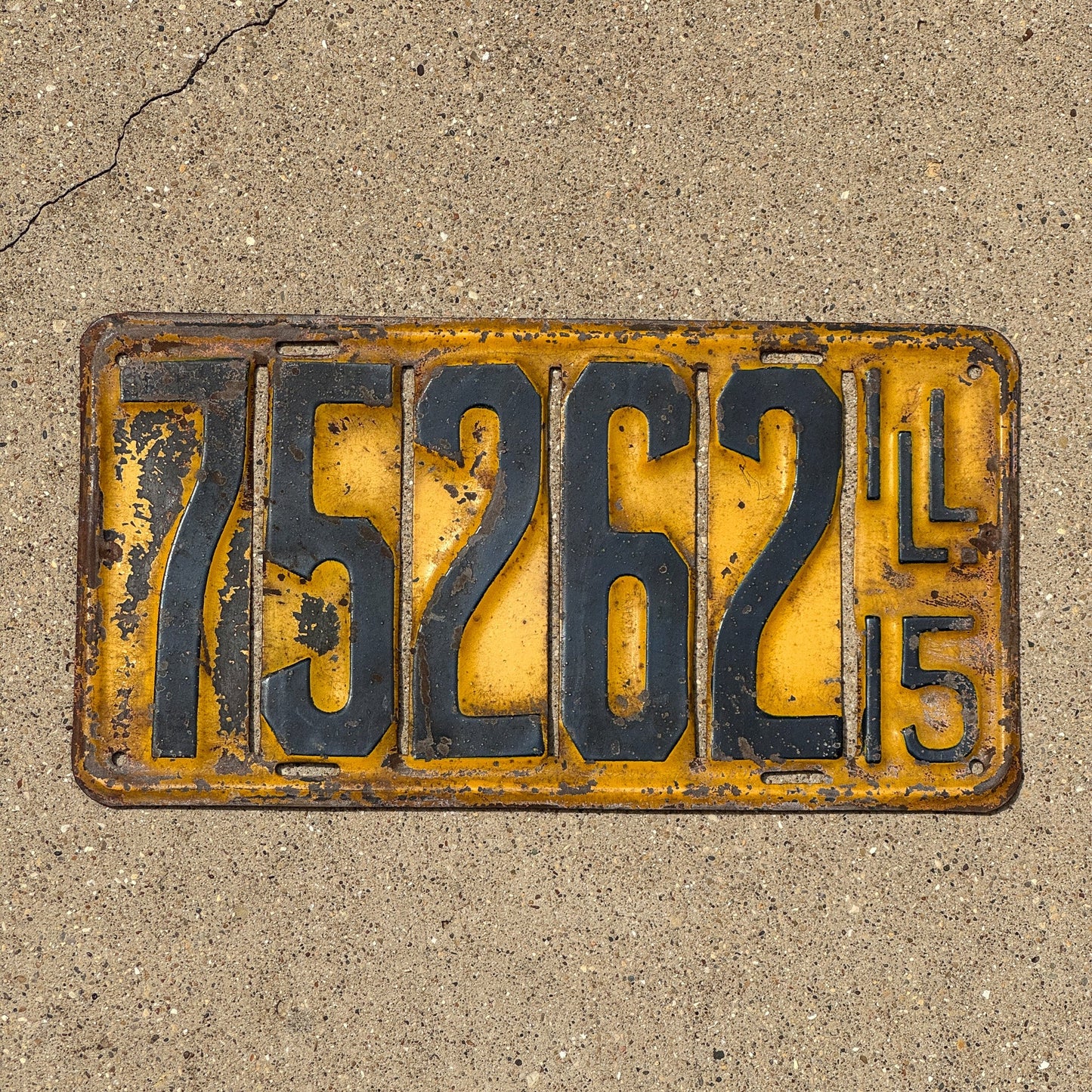 Photo of a 1915 Illinois License Plate Auto Tag Garage Decor Vintage 75262