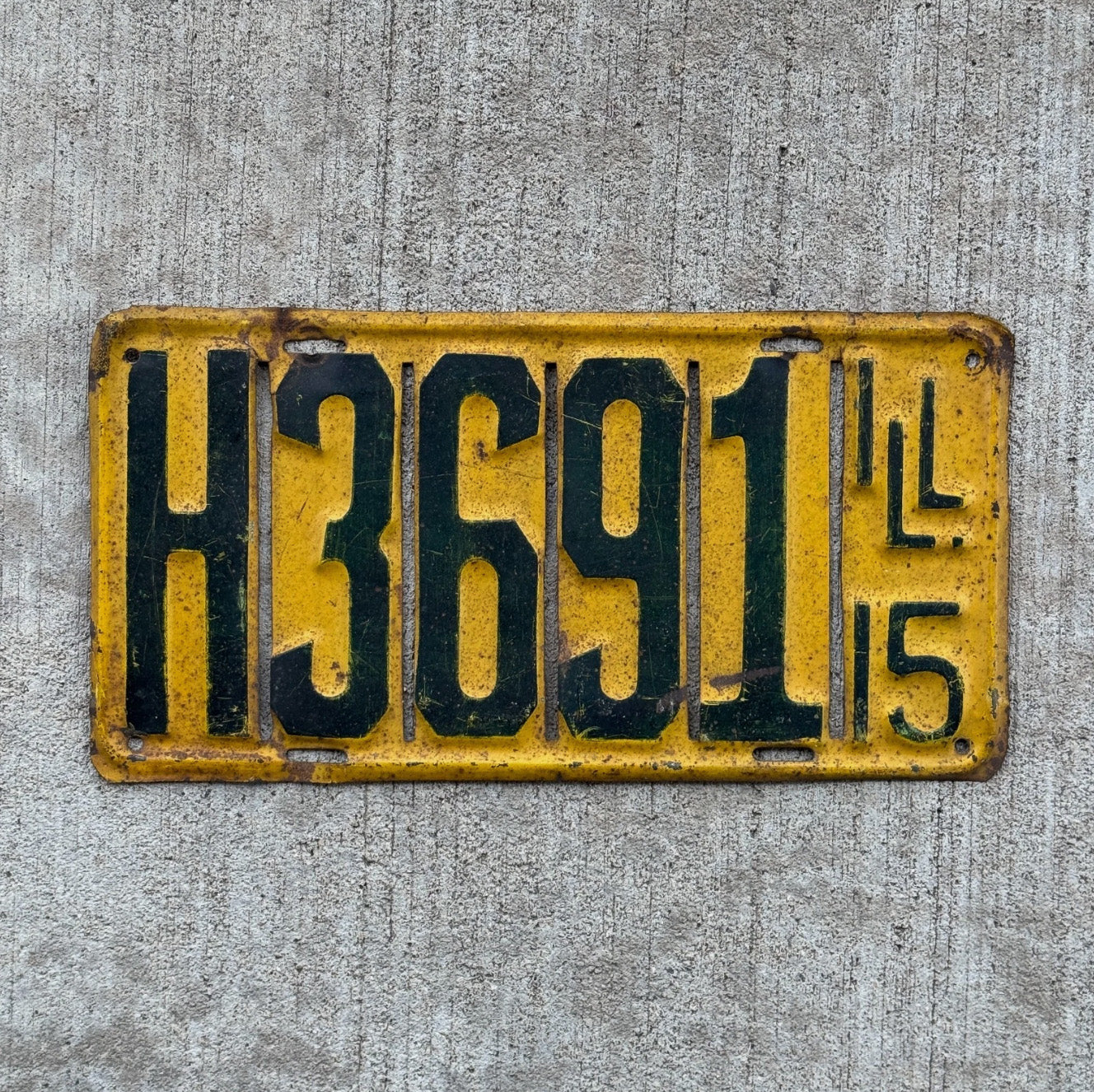 Photo of a 1915 Illinois License Plate Auto Tag Garage Decor Vintage H 3691 with original patina