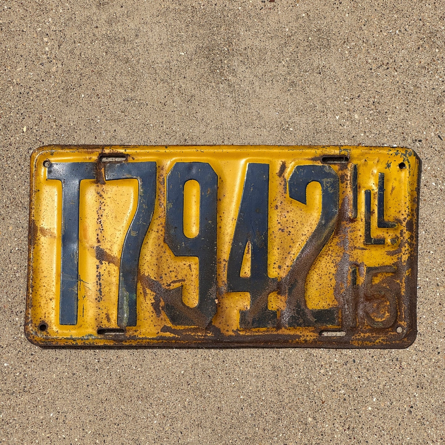 Photo of a 1915 Illinois License Plate Auto Tag Garage Decor Vintage T 7942