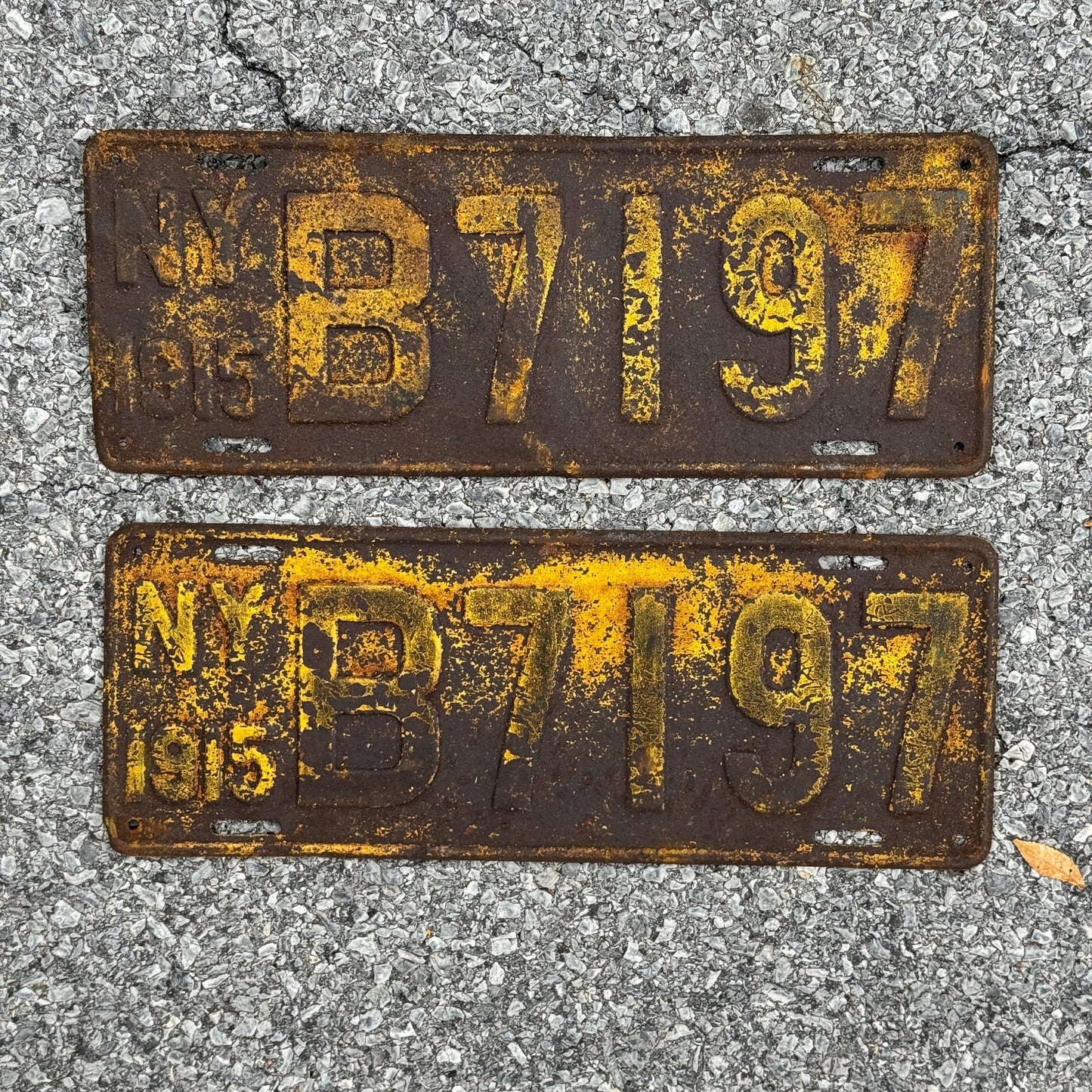 Photo of a 1915 New York License Plate Pair Auto Tag Garage Decor Vintage B7197