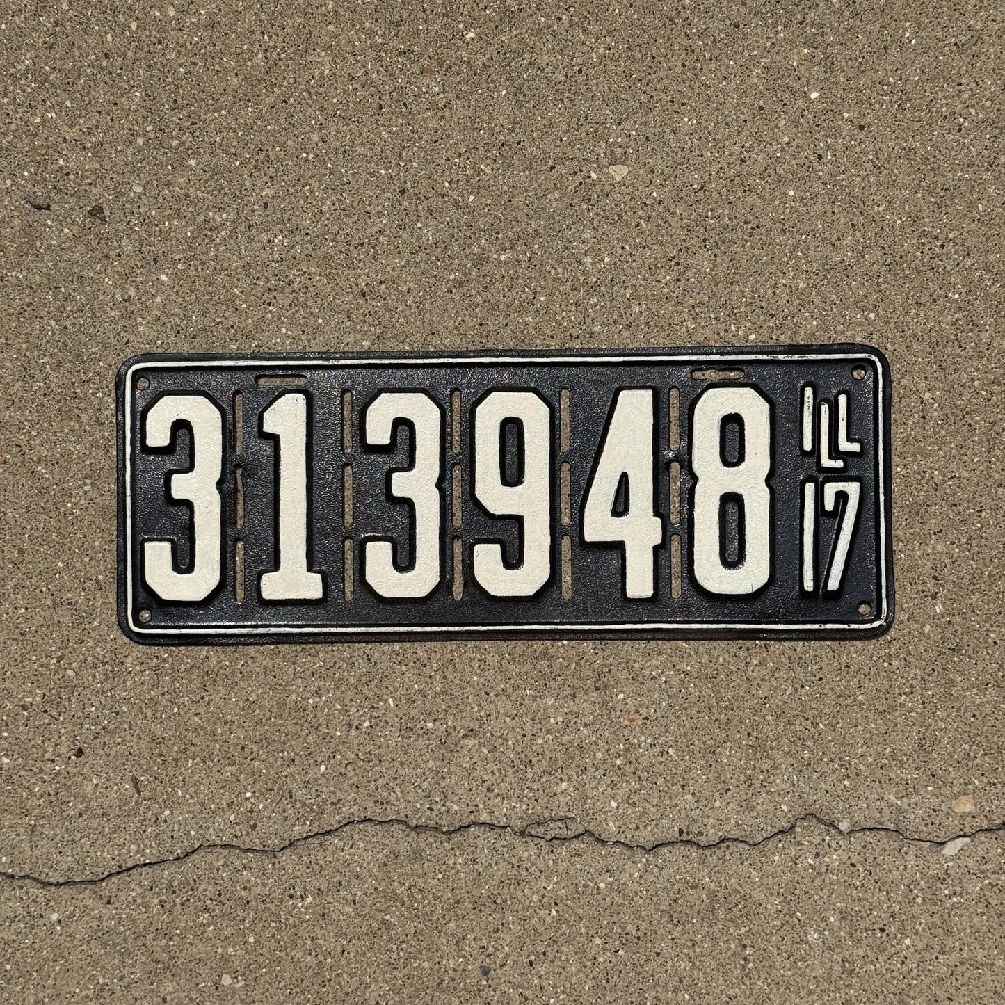 Photo of a 1917 Illinois License Plate Auto Tag Garage Decor Vintage Front 313948