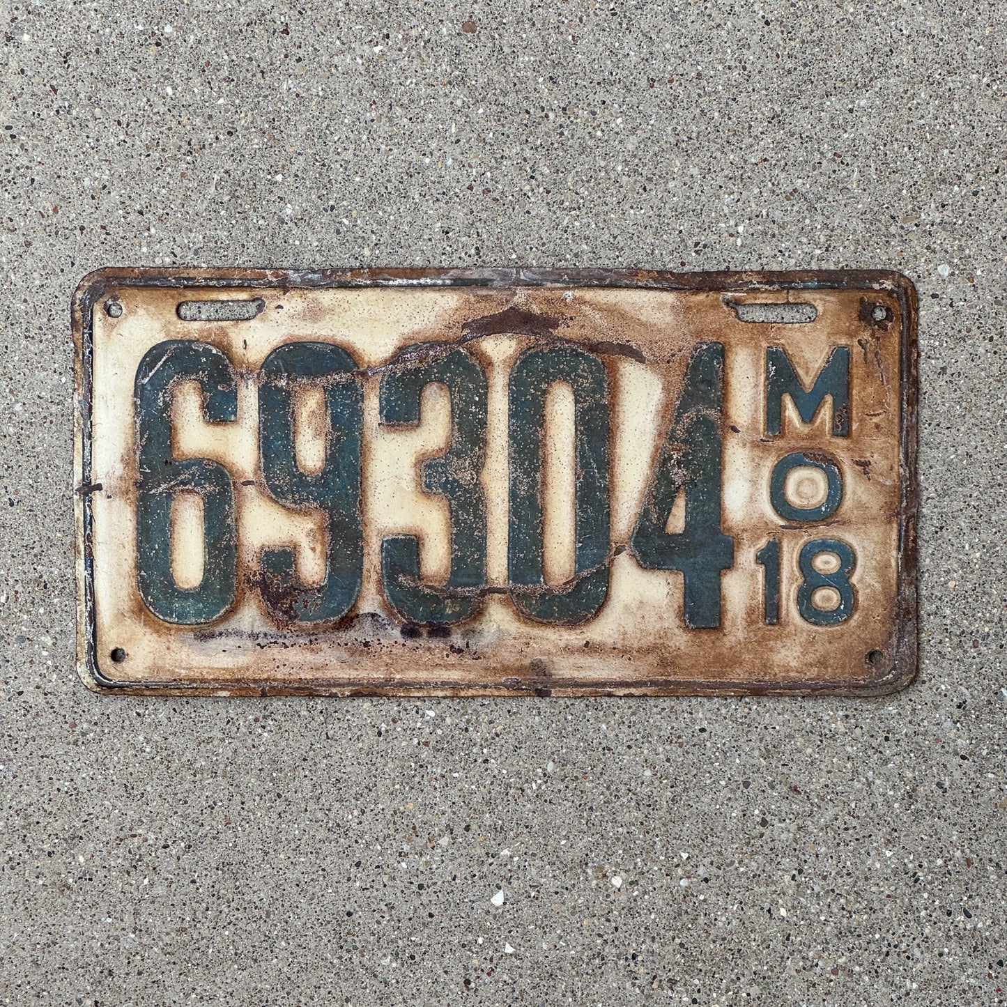 Photo of a 1918 Missouri License Plate Auto Tag Garage Decor Vintage 69304