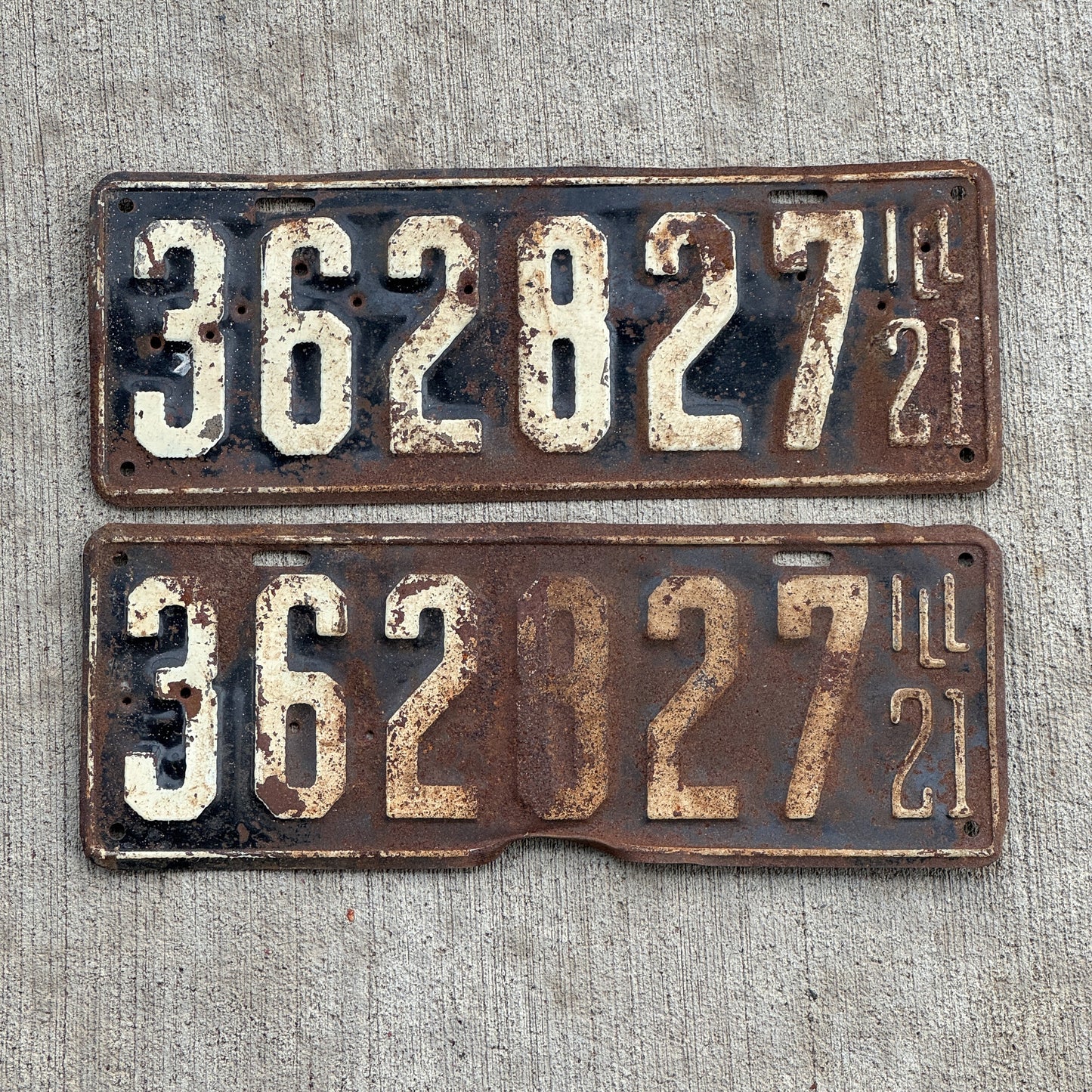 Photo of a 1921 Illinois License Plate Pair Auto Tag Garage Decor Vintage 362827 with original patina