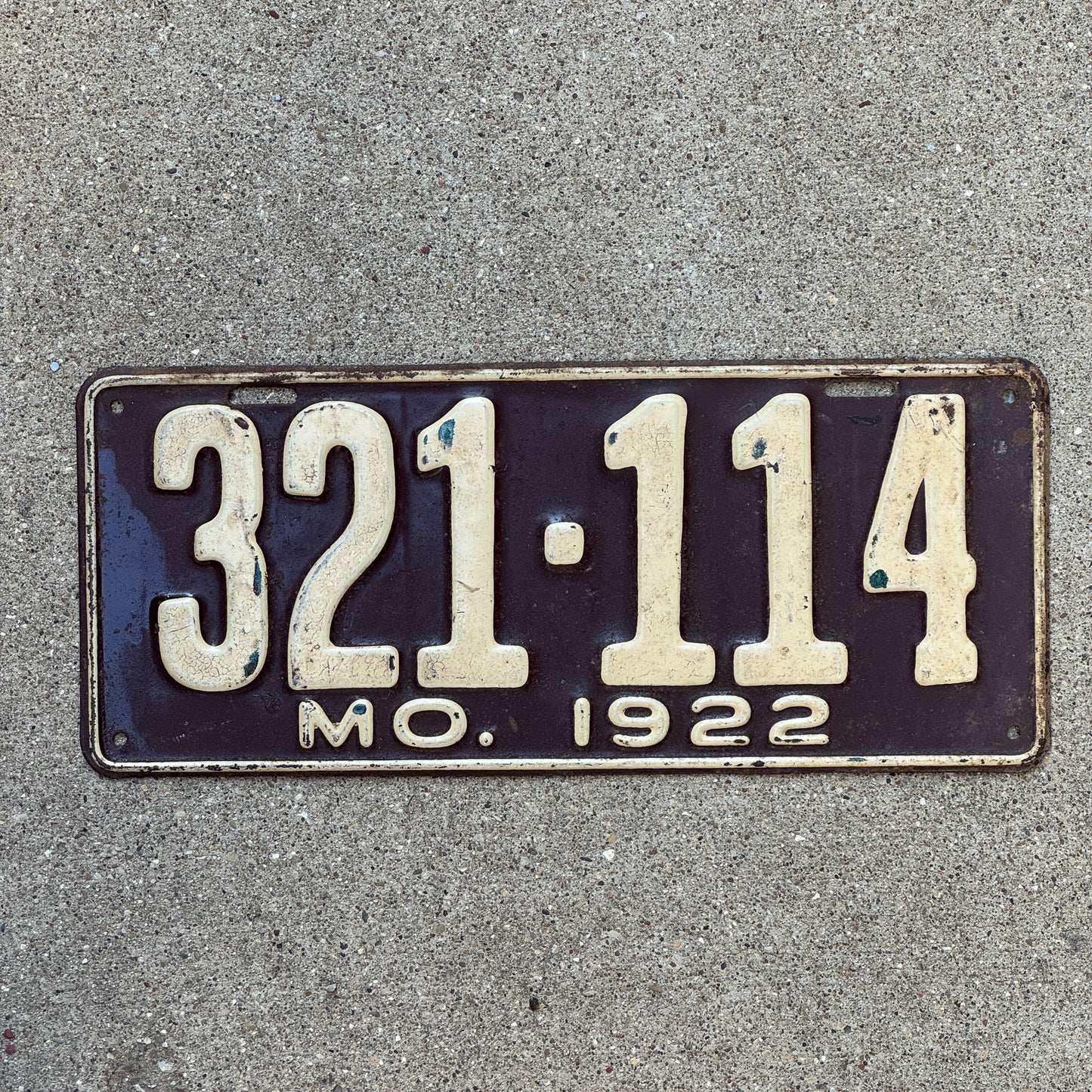 Photo of a 1922 Missouri License Plate Auto Tag Garage Decor Vintage 321 114