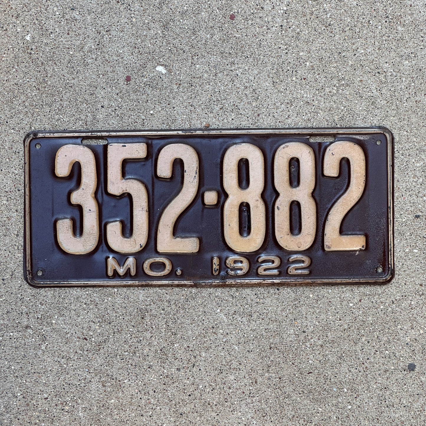 Photo of a 1922 Missouri License Plate Auto Tag Garage Decor Vintage 352 882