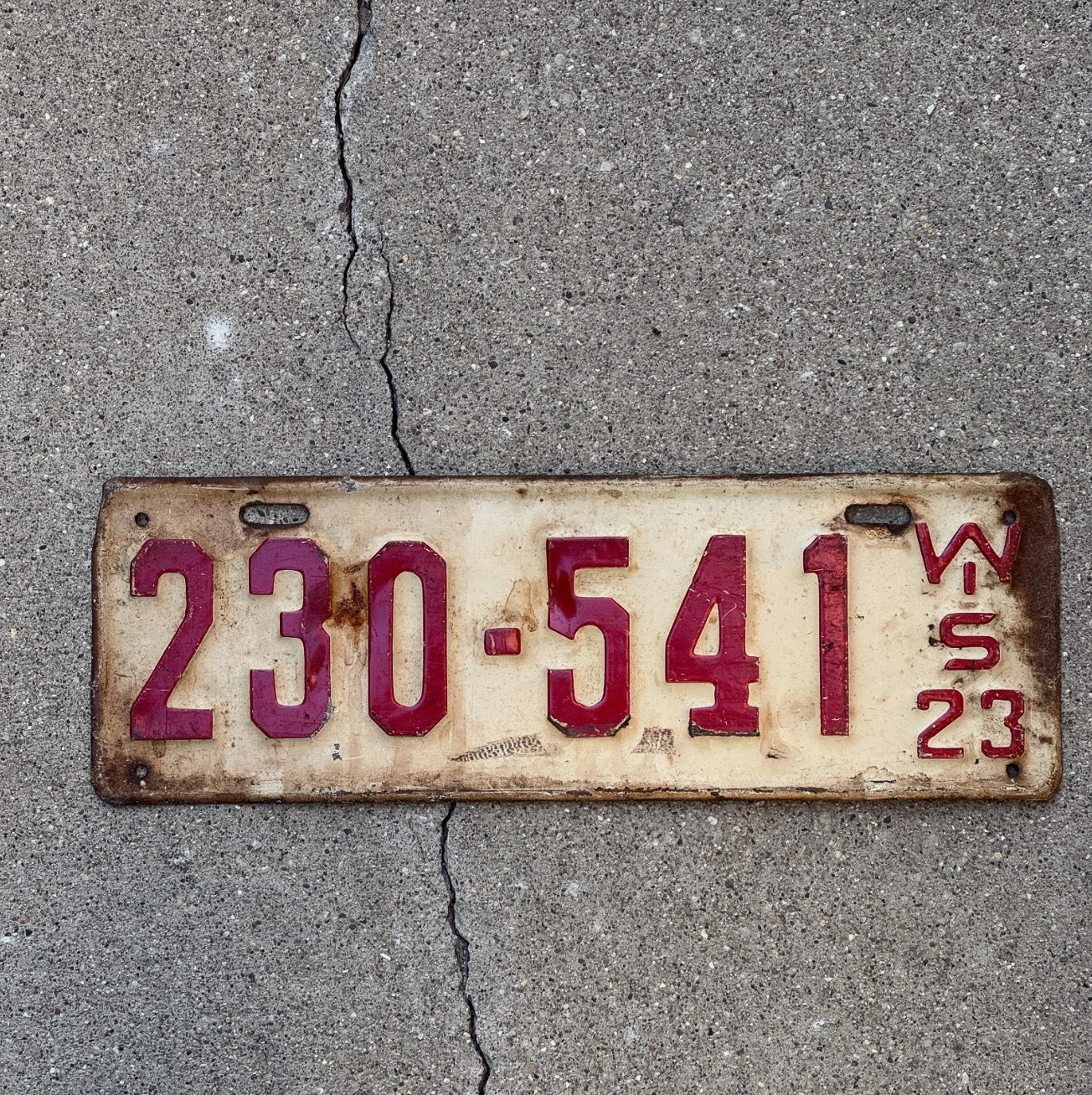 Photo of a 1923 Wisconsin License Plate Auto Tag Garage Decor Vintage 230 541