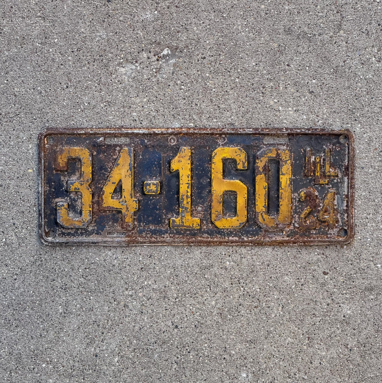 Photo of a 1924 Illinois License Plate Auto Tag Garage Decor 34160