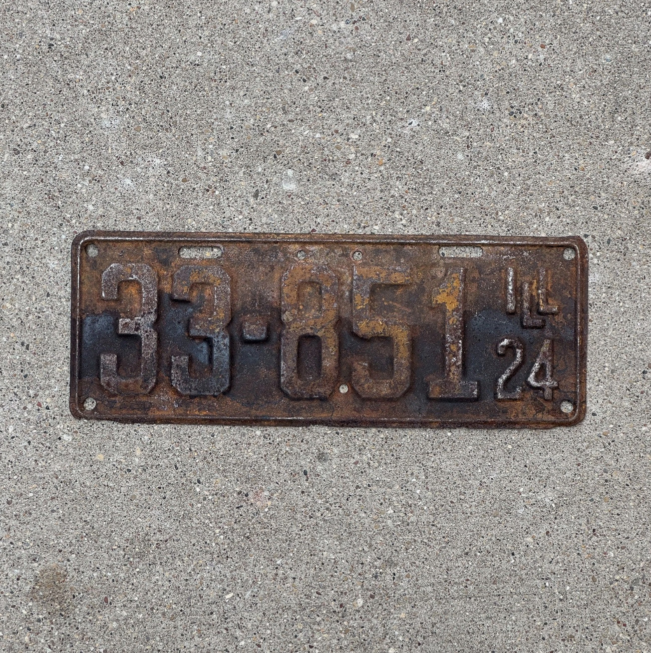 Photo of a 1924 Illinois License Plate Auto Tag Garage Decor Vintage 33851