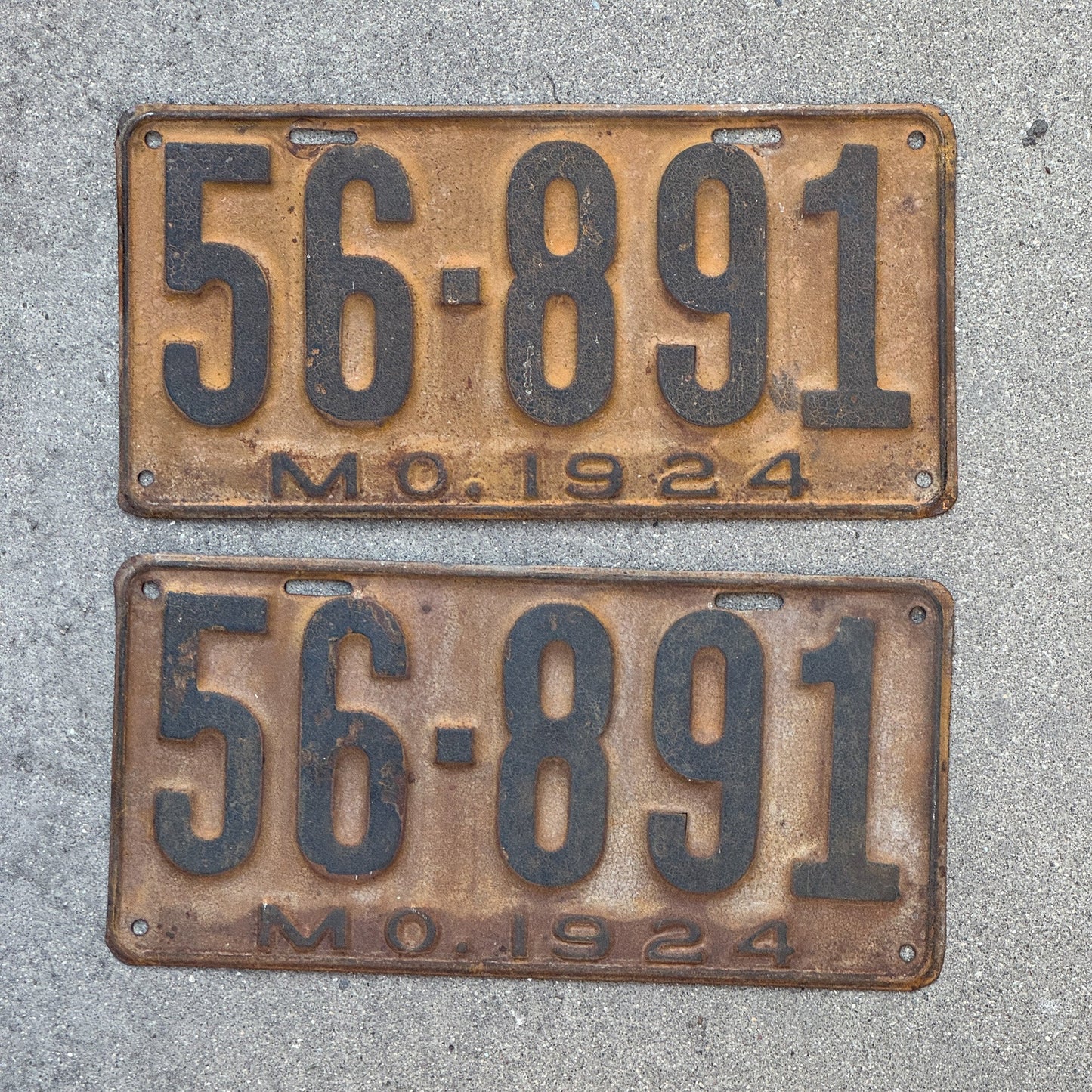 Photo of a 1924 Missouri License Plate Pair Auto Tag Garage Decor Vintage 56 891