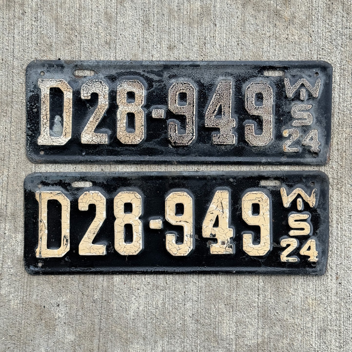 Photo of a 1924 Wisconsin License Plate Pair Auto Tag Garage Decor Vintage D 28 949 with original patina