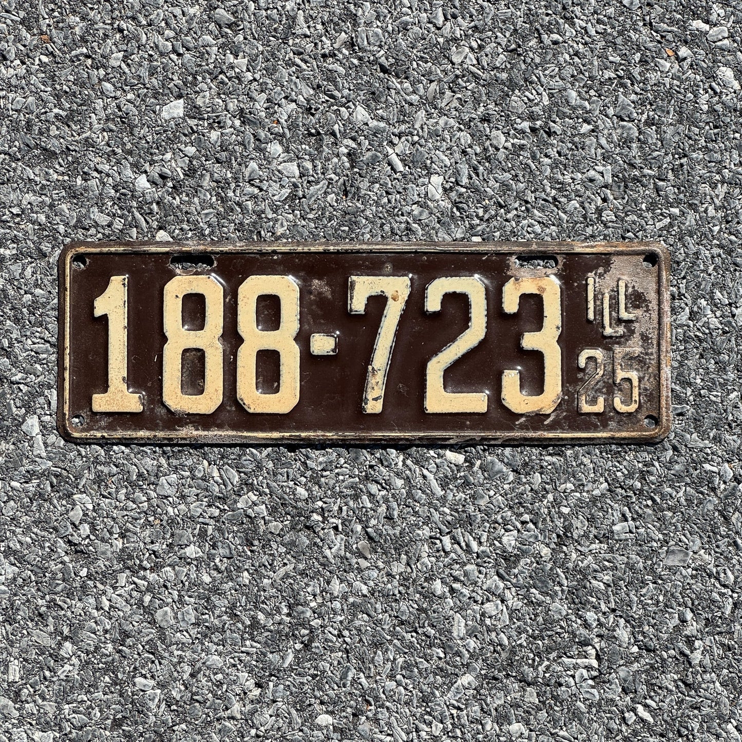 Photo of a 1925 Illinois License Plate Auto Tag Garage Decor Vintage 188 723