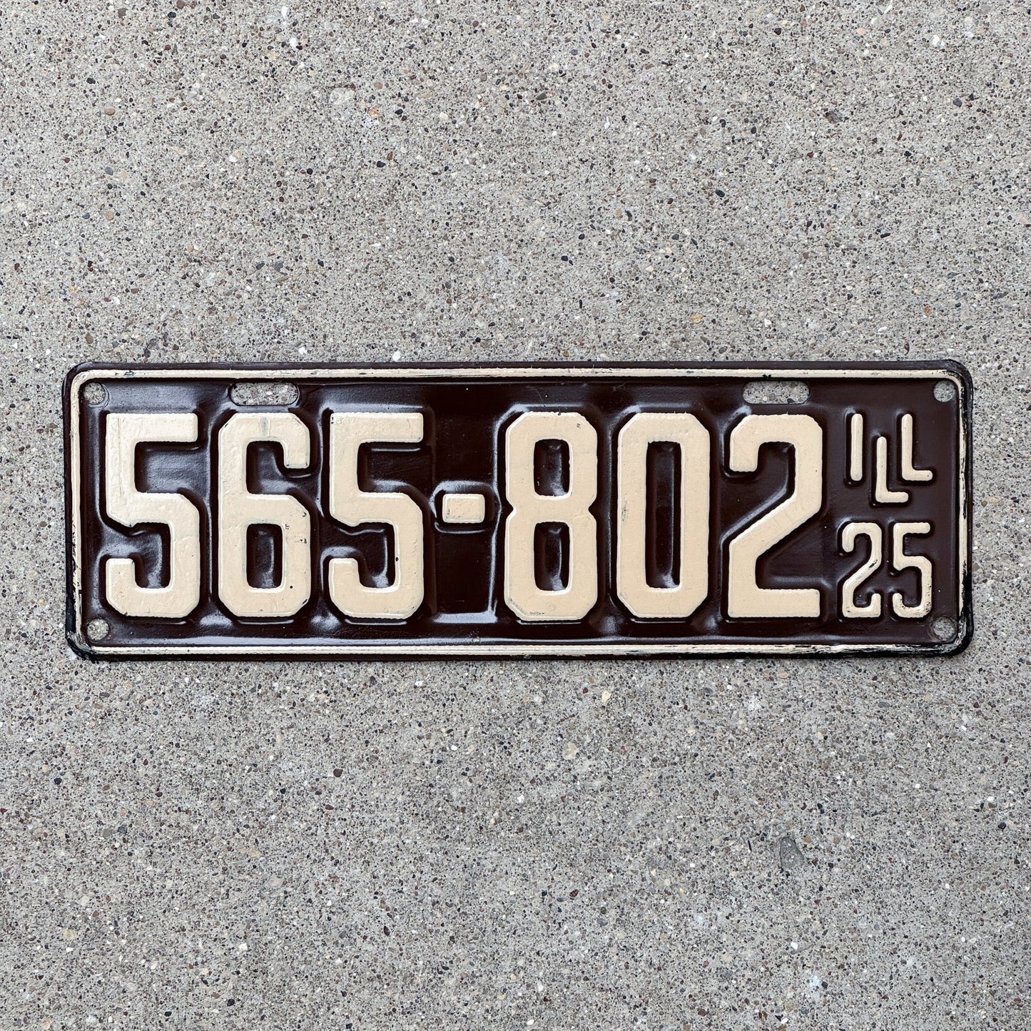 Photo of a 1925 Illinois License Plate Auto Tag Garage Decor Vintage High Quality 565 802 with original patina