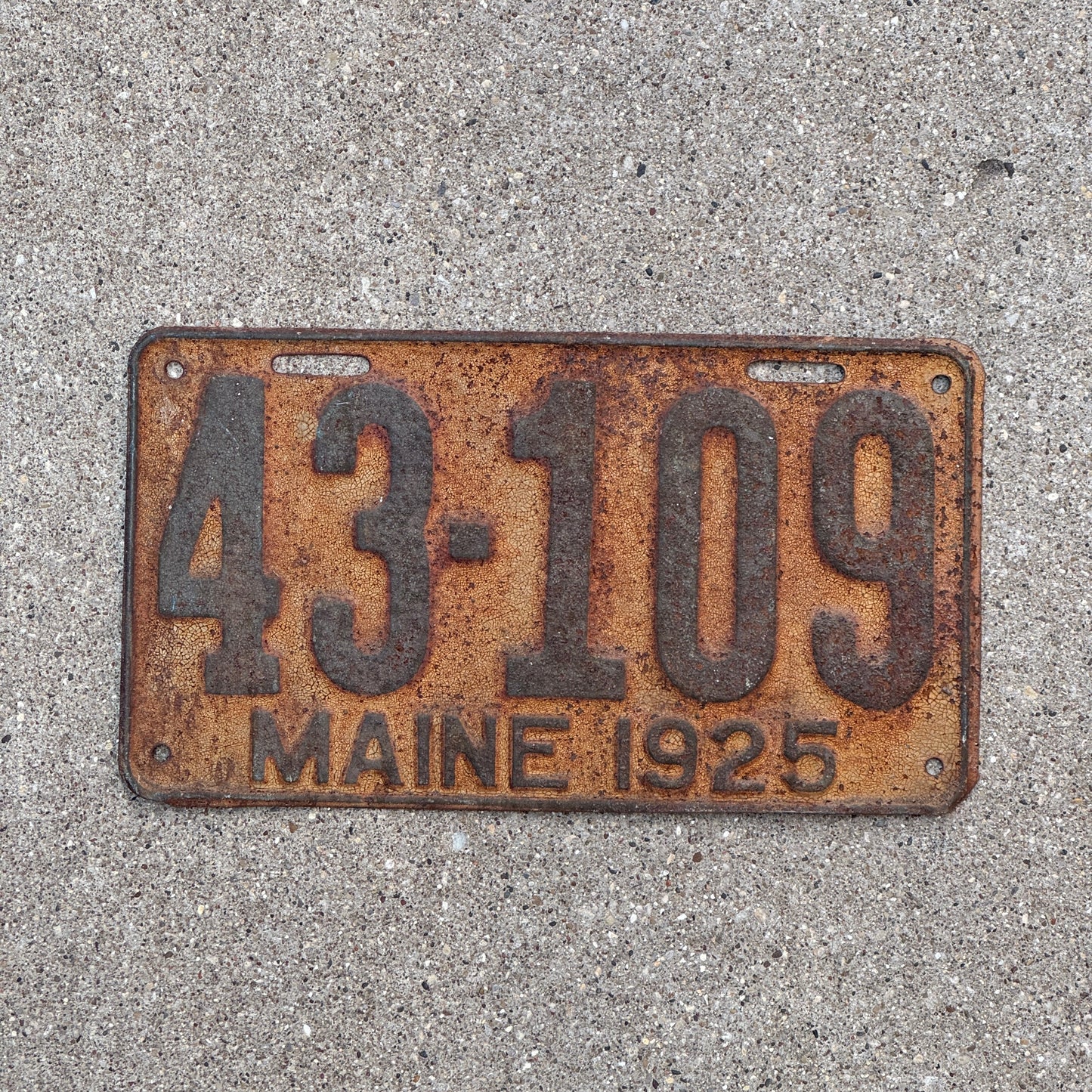 Photo of a 1925 Maine License Plate Auto Tag Garage Decor Vintage 43 109