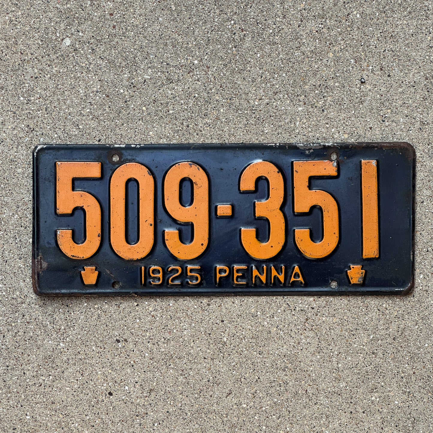 Photo of a 1925 Pennsylvania License Plate Auto Tag Garage Decor Vintage 509 351