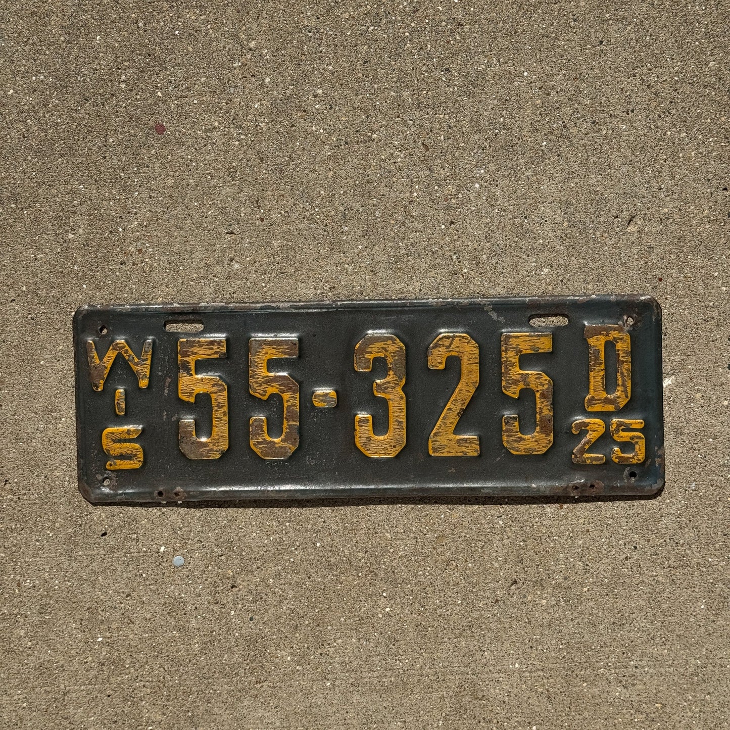 Photo of a 1925 Wisconsin License Plate Auto Tag Garage Decor Vintage 55 325