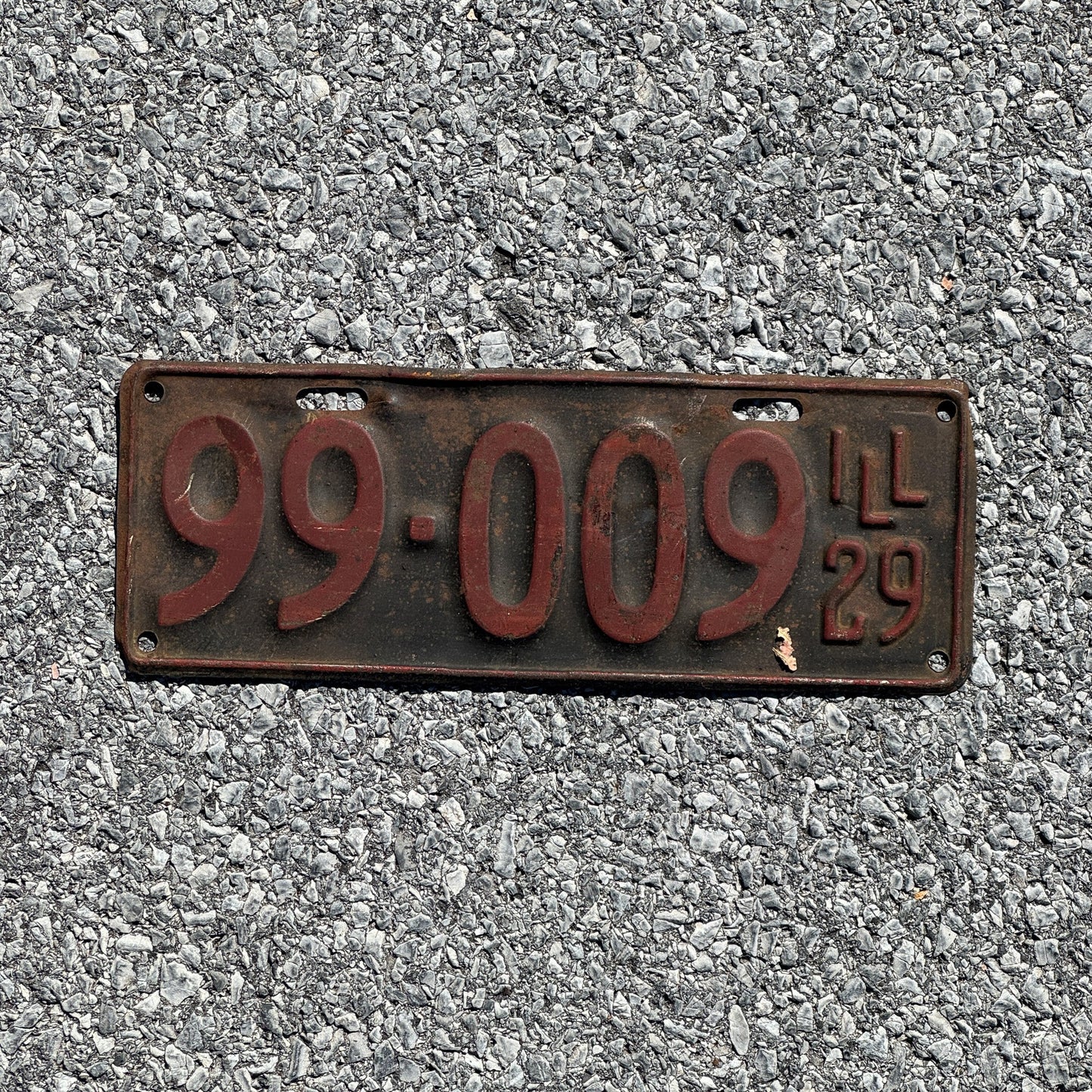 Photo of a 1929 Illinois License Plate Auto Tag Garage Decor Vintage Full House 99 009