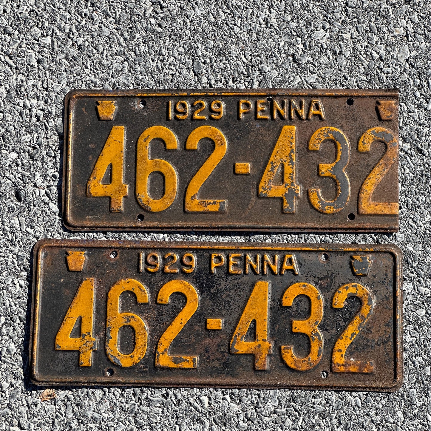Photo of a 1929 Pennsylvania License Plate Pair Auto Tag Garage Decor Vintage 462 432