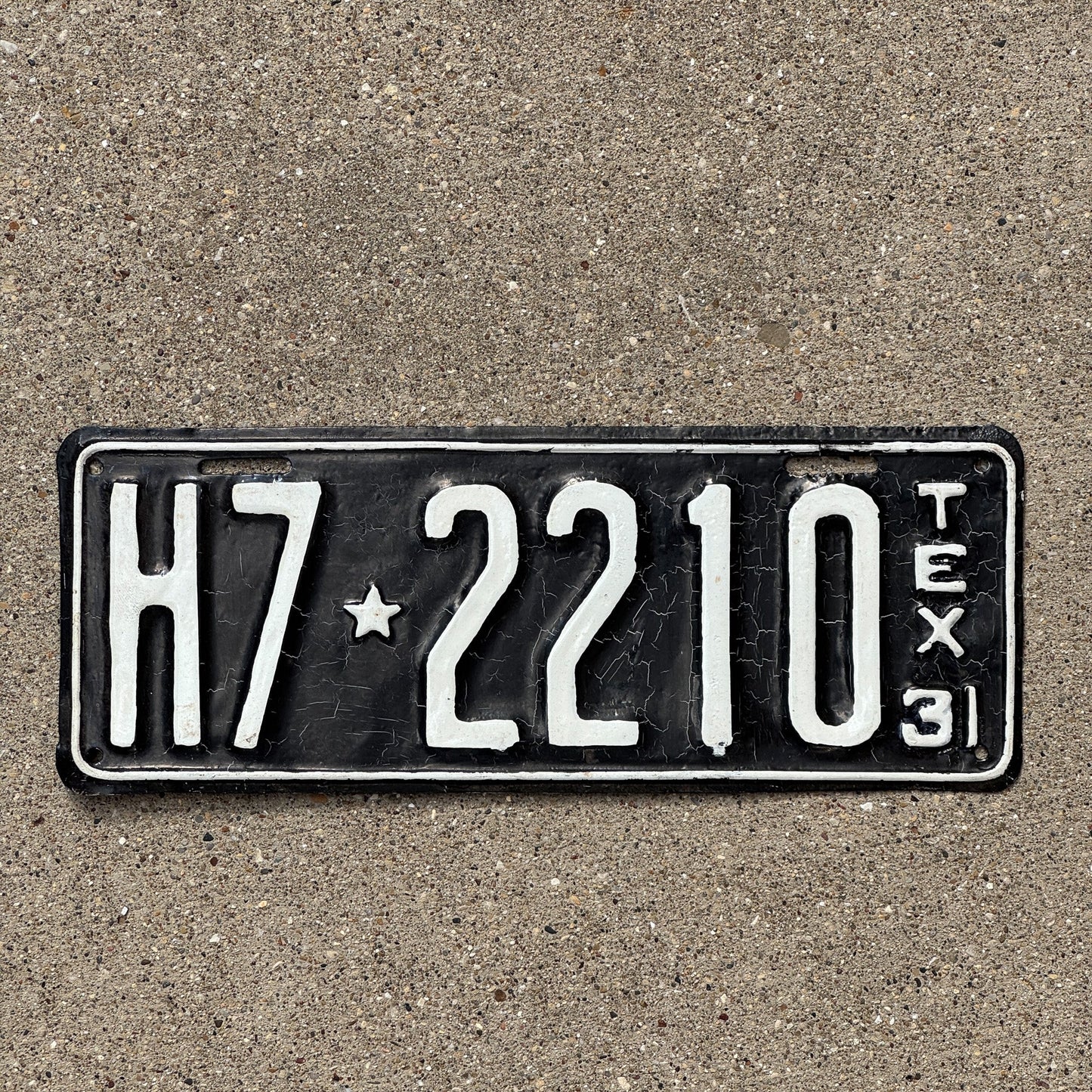 Photo of a 1931 Texas License Plate Auto Tag Garage Decor Vintage H7 2210