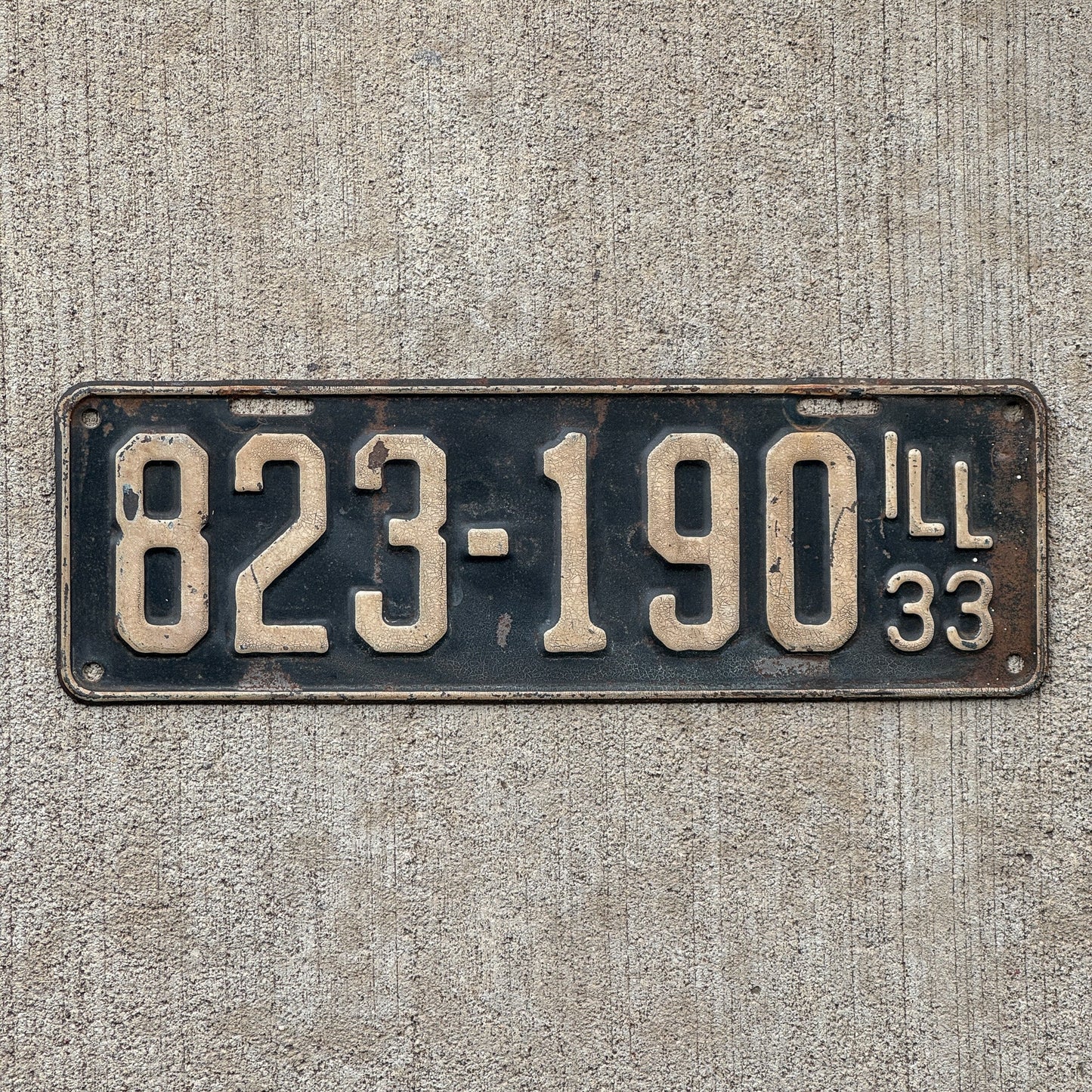Photo of a 1933 Illinois License Plate Auto Tag Garage Decor Vintage 823 190