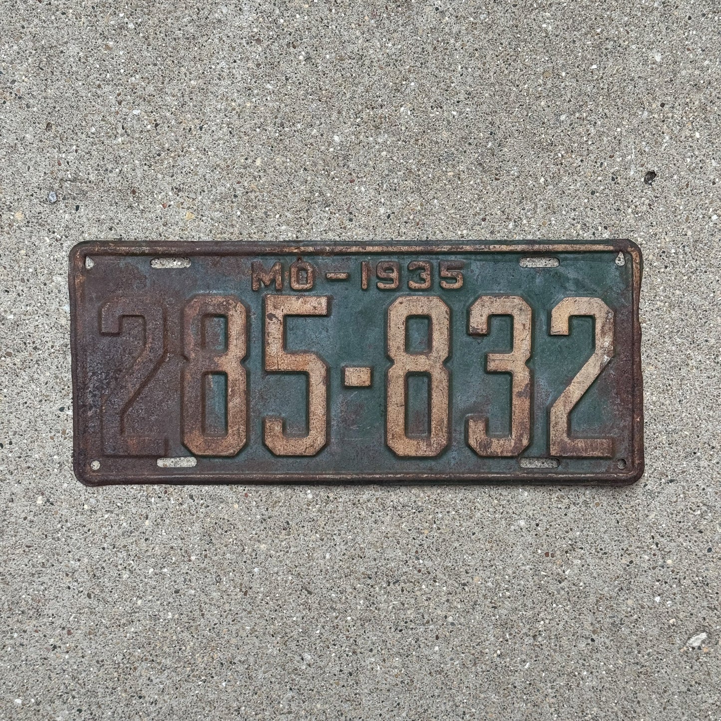 Photo of a 1935 Missouri License Plate Auto Tag Garage Decor Vintage 285 832