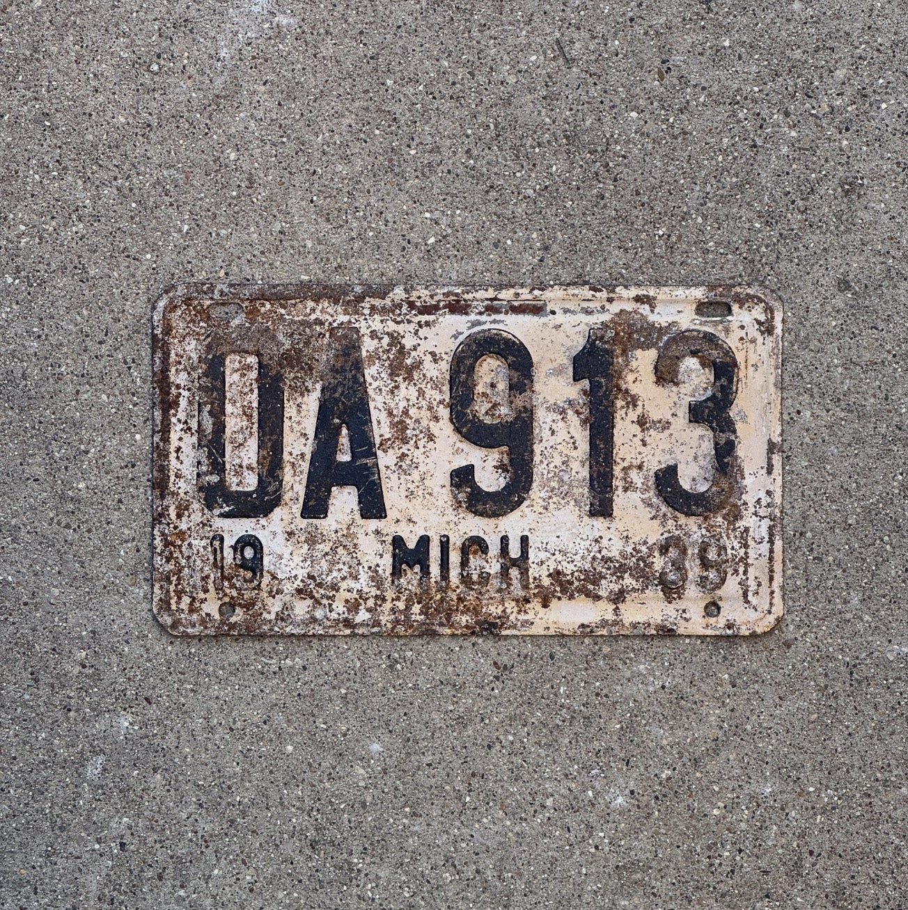 Photo of a 1939 Michigan License Plate Auto Tag Garage Decor OA 913