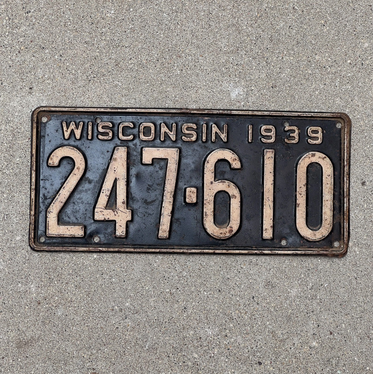 Photo of a 1939 Wisconsin License Plate Auto Tag Garage Decor Vintage 247610