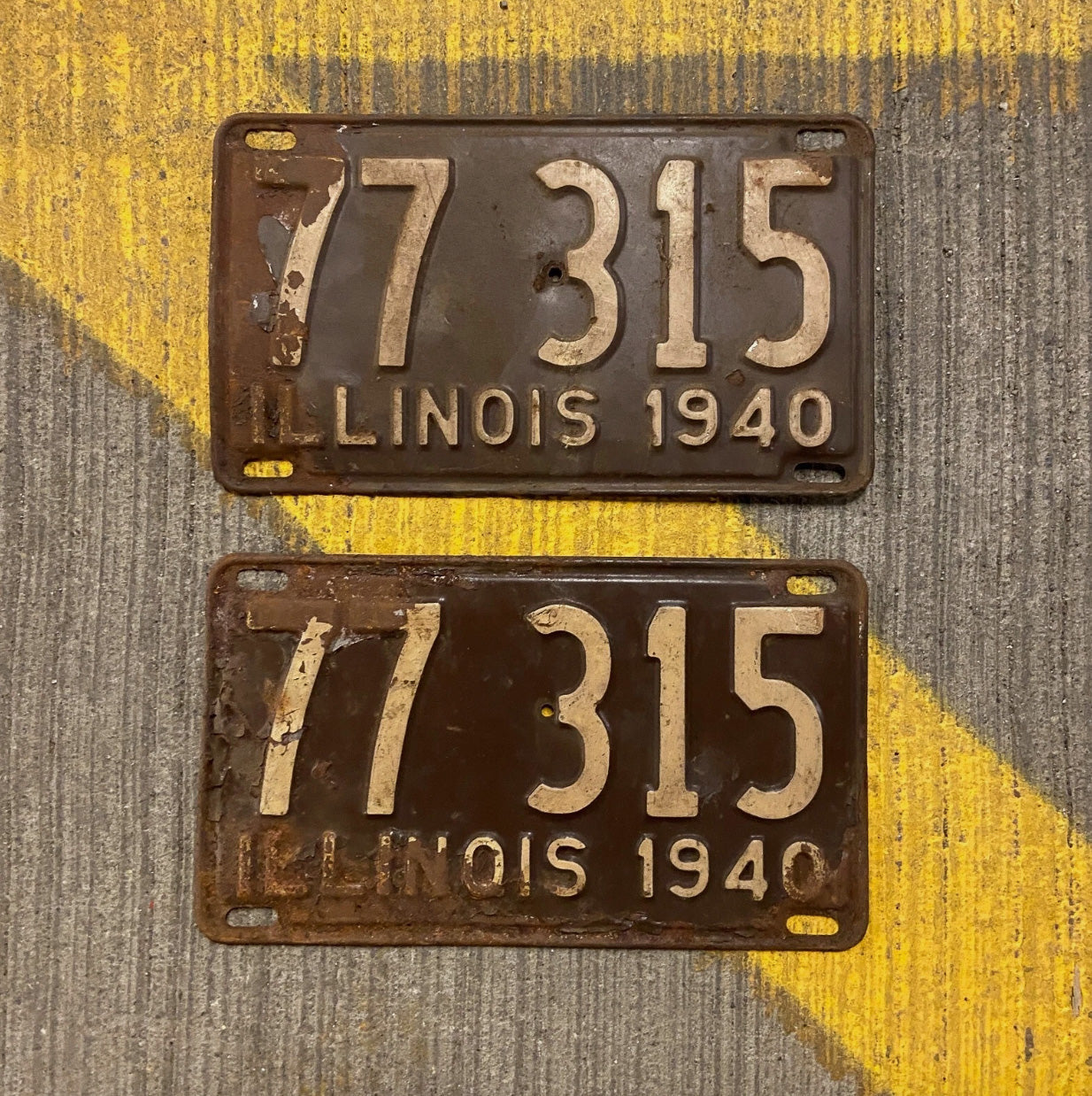 Photo of a 1940 Illinois License Plate Auto Tag Garage Decor Vintage 77315