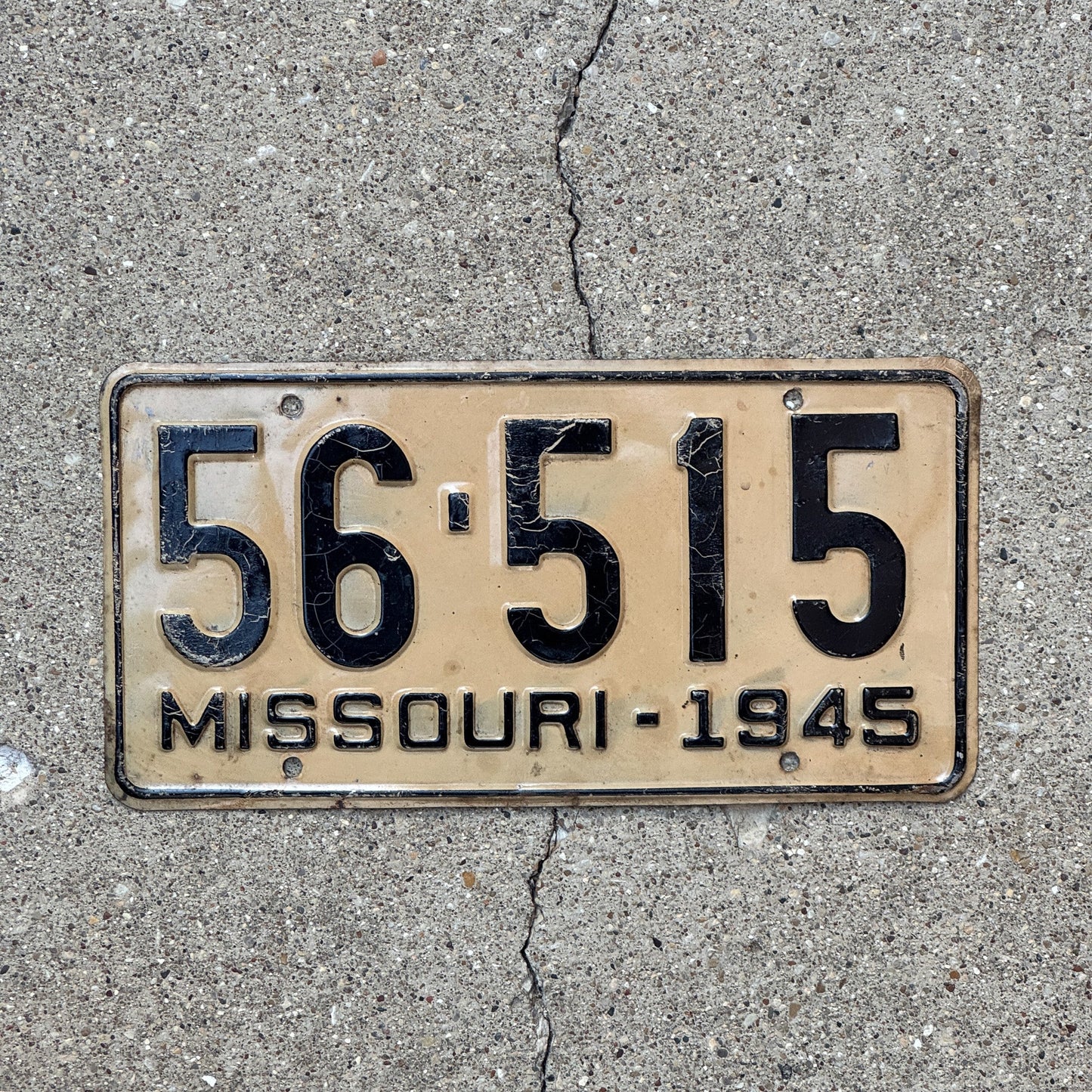 Photo of a 1945 Missouri License Plate Auto Tag Garage Decor Vintage 56 515