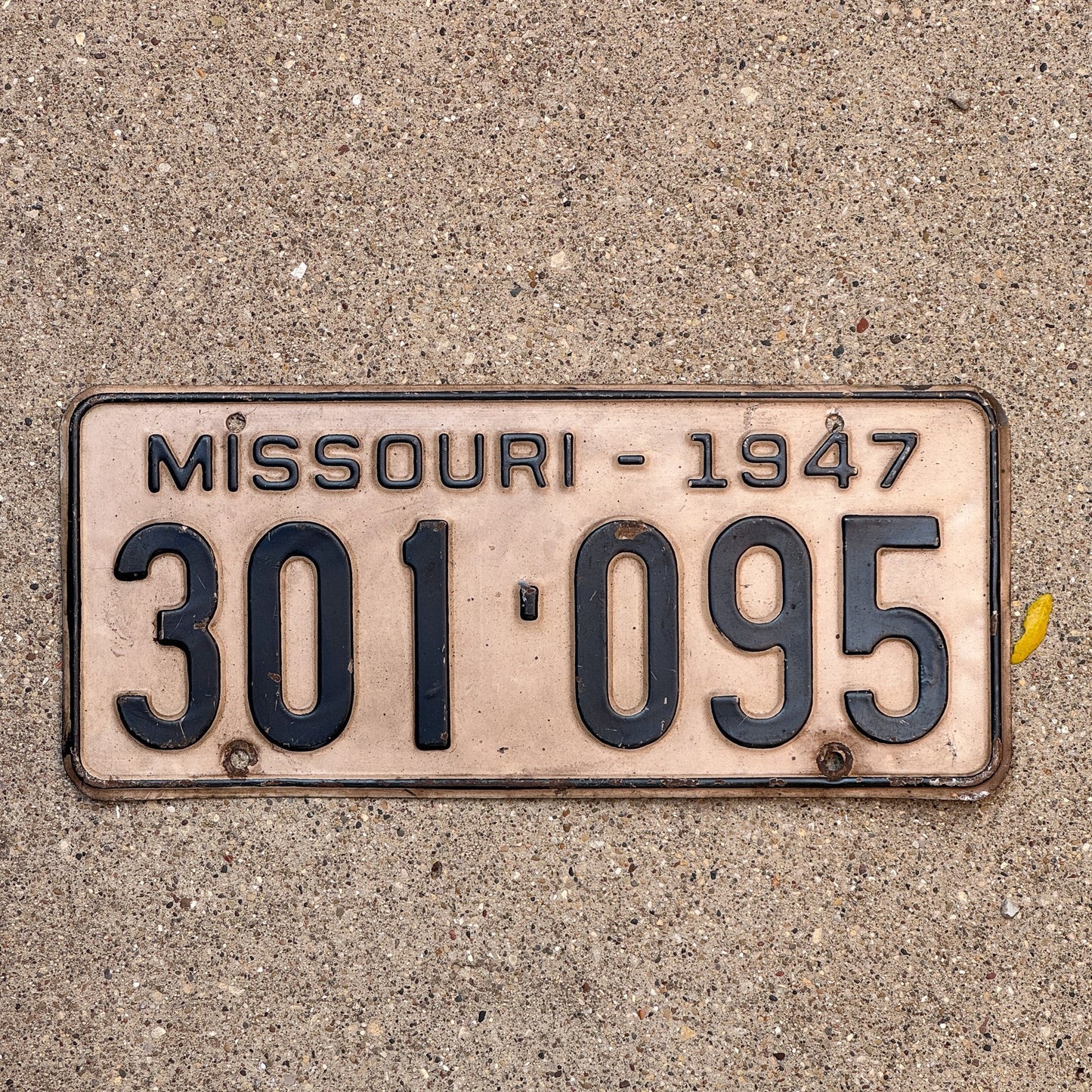Photo of a 1947 Missouri License Plate Auto Tag Garage Decor Vintage 301095 with original patina