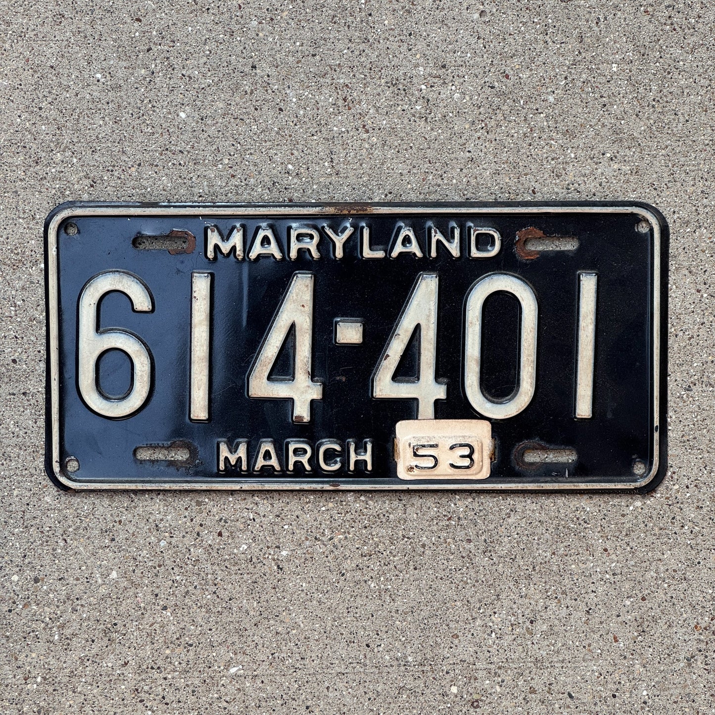 Photo of a 1952 1953 Maryland License Plate Auto Tag Garage Decor Vintage 614 401