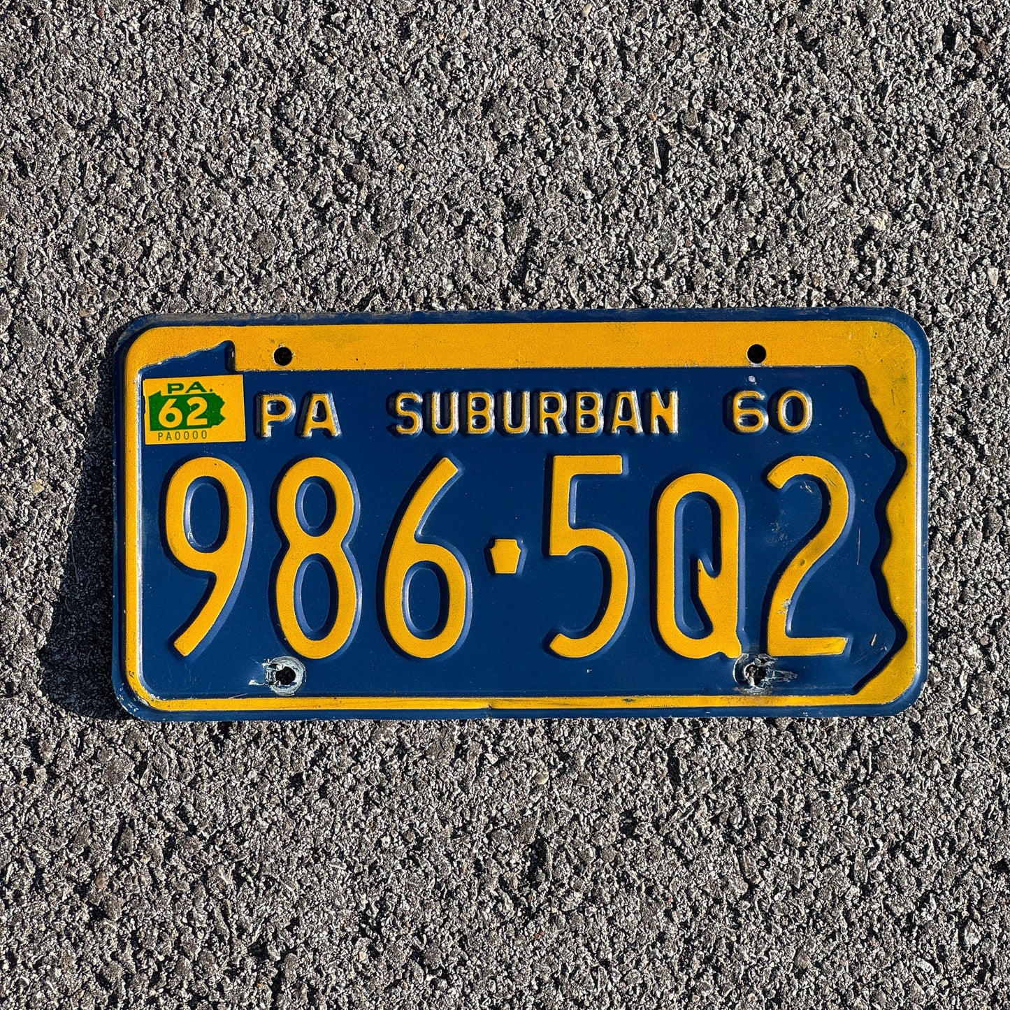 Photo of a 1960 Pennsylvania Suburban License Plate Auto Tag Garage Decor Vintage 986 5Q2