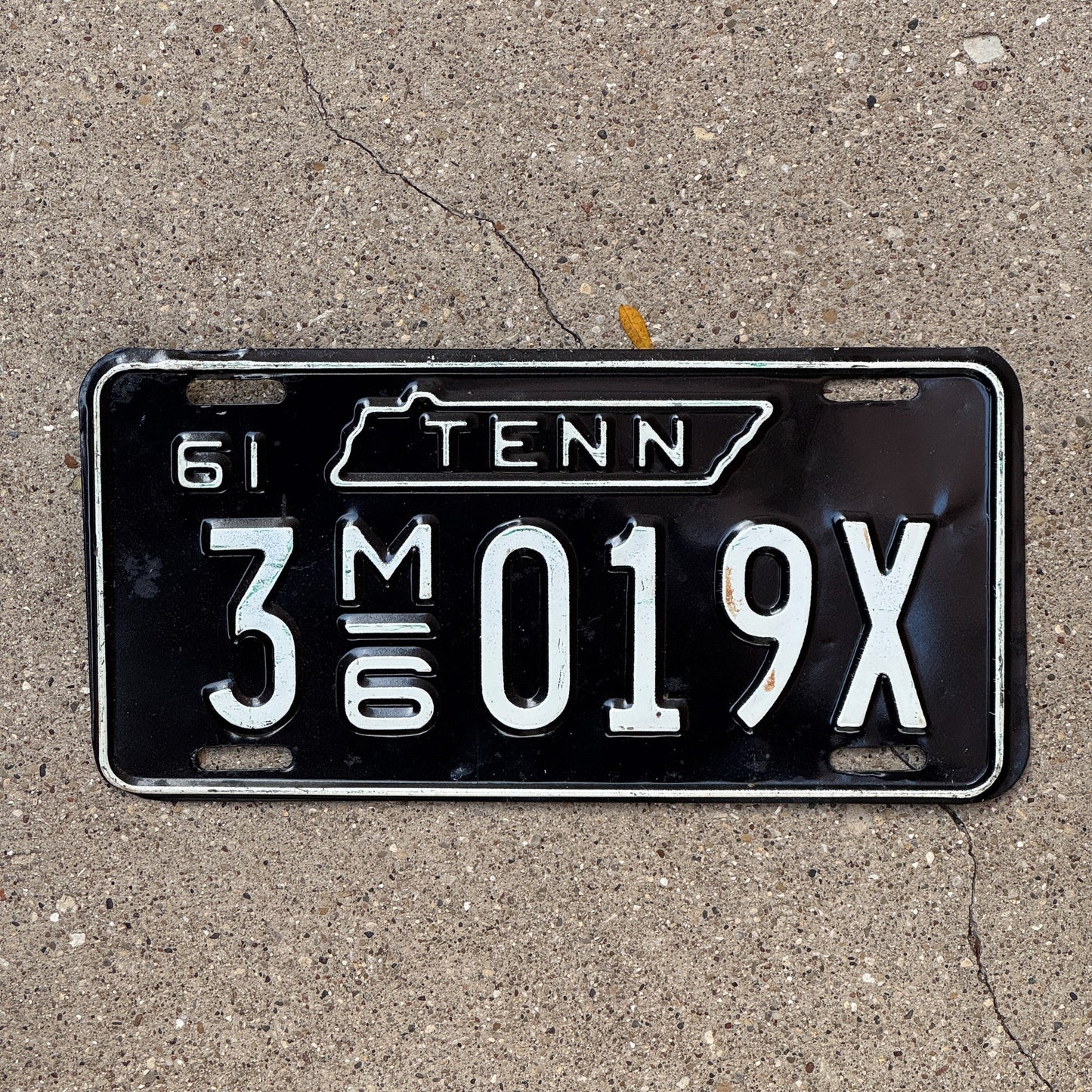 Photo of a 1961 Tennessee Household Mover License Plate Auto Tag Garage Decor Vintage 3 M6 019X