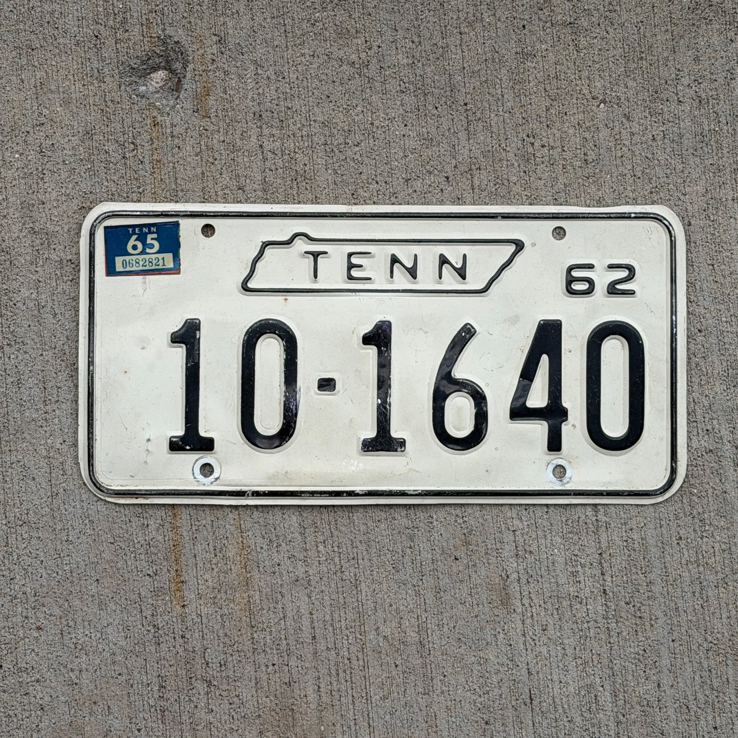 Photo of a 1962 1965 Tennessee License Plate Auto Tag Garage Decor Vintage 10 1640 with original patina