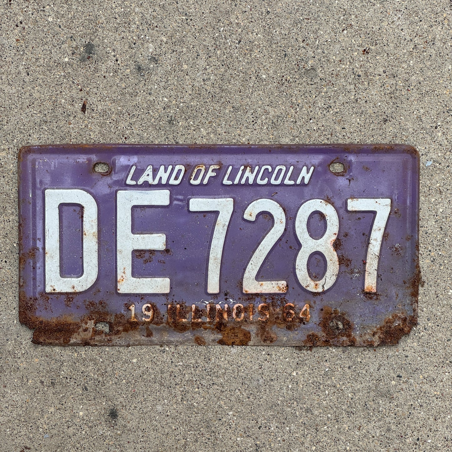 Photo of a 1964 Illinois License Plate Auto Tag Garage Decor Vintage Purple DE 7287 with original patina