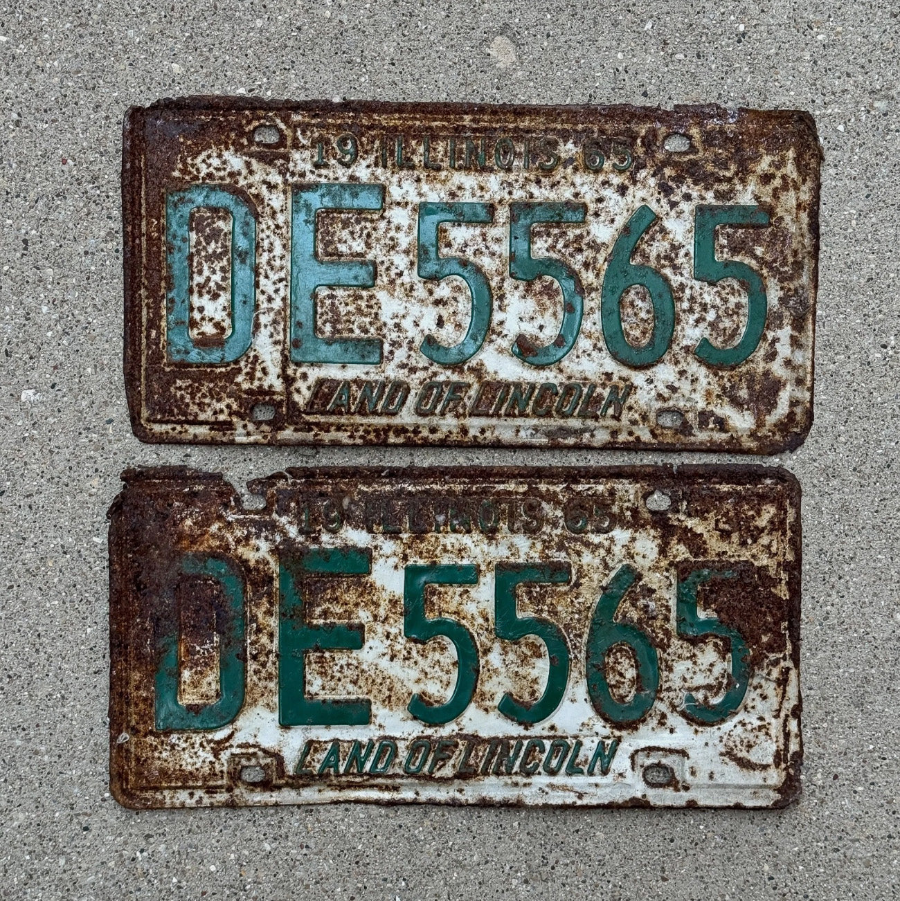Photo of a 1965 Illinois License Plate Pair Auto Tag Garage Decor Vintage DE 5565