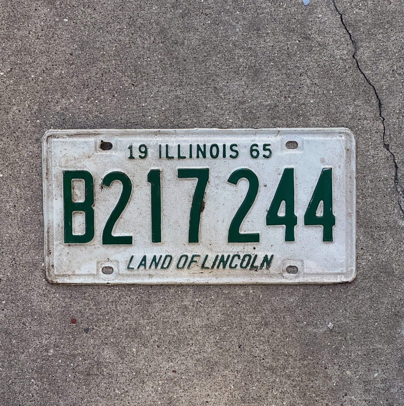 Photo of a 1965 Illinois Truck License Plate Auto Tag Garage Decor B 217244