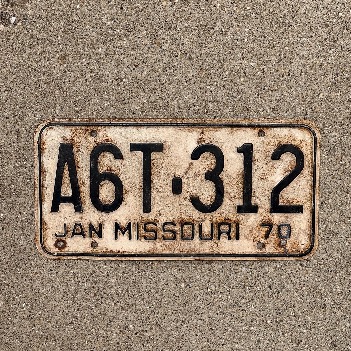 Photo of a 1970 Missouri License Plate Auto Tag Garage Decor Vintage A6T 312