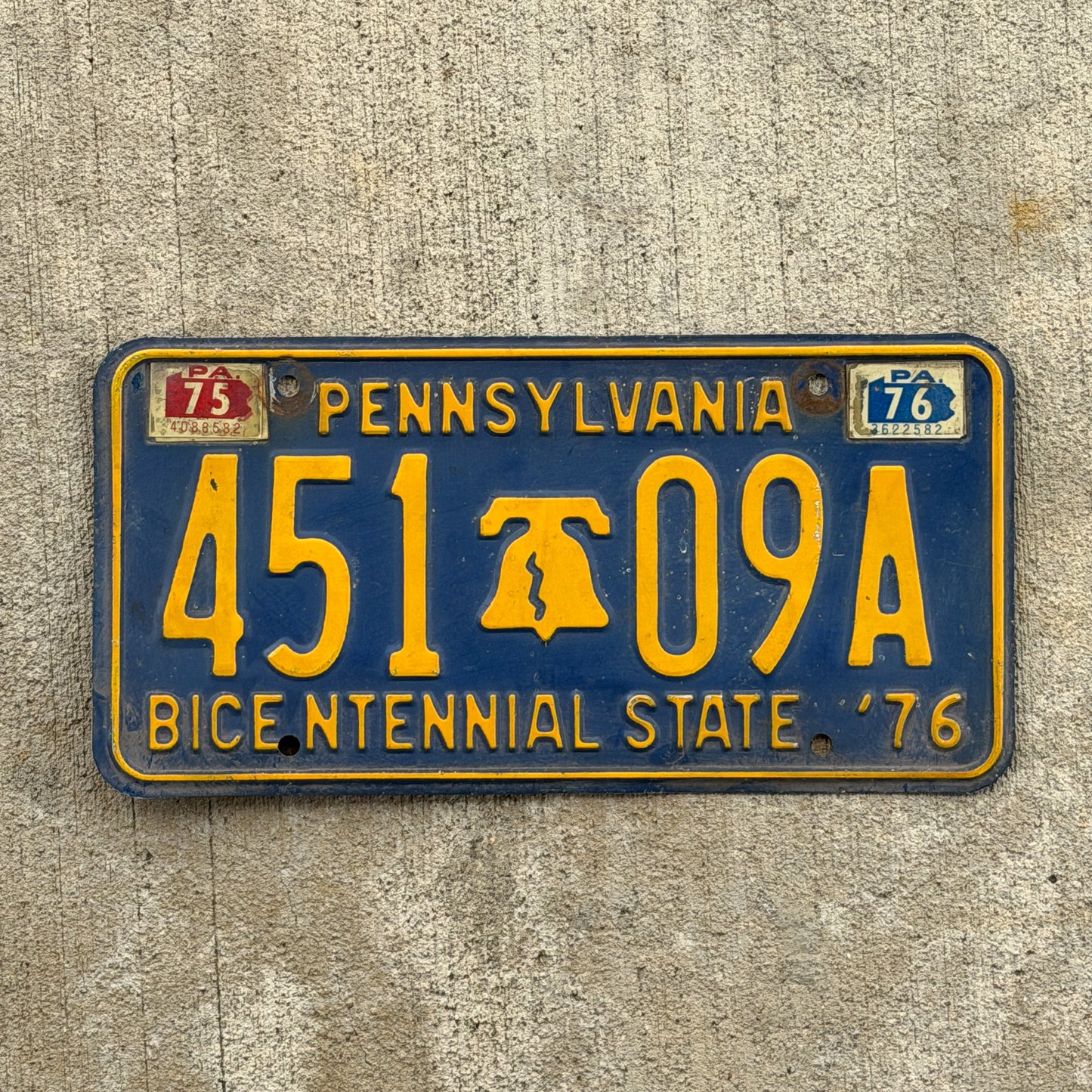 Photo of a 1971 1976 Pennsylvania License Plate Auto Tag Garage Decor Vintage Bicentennial 451 09 A with original patina