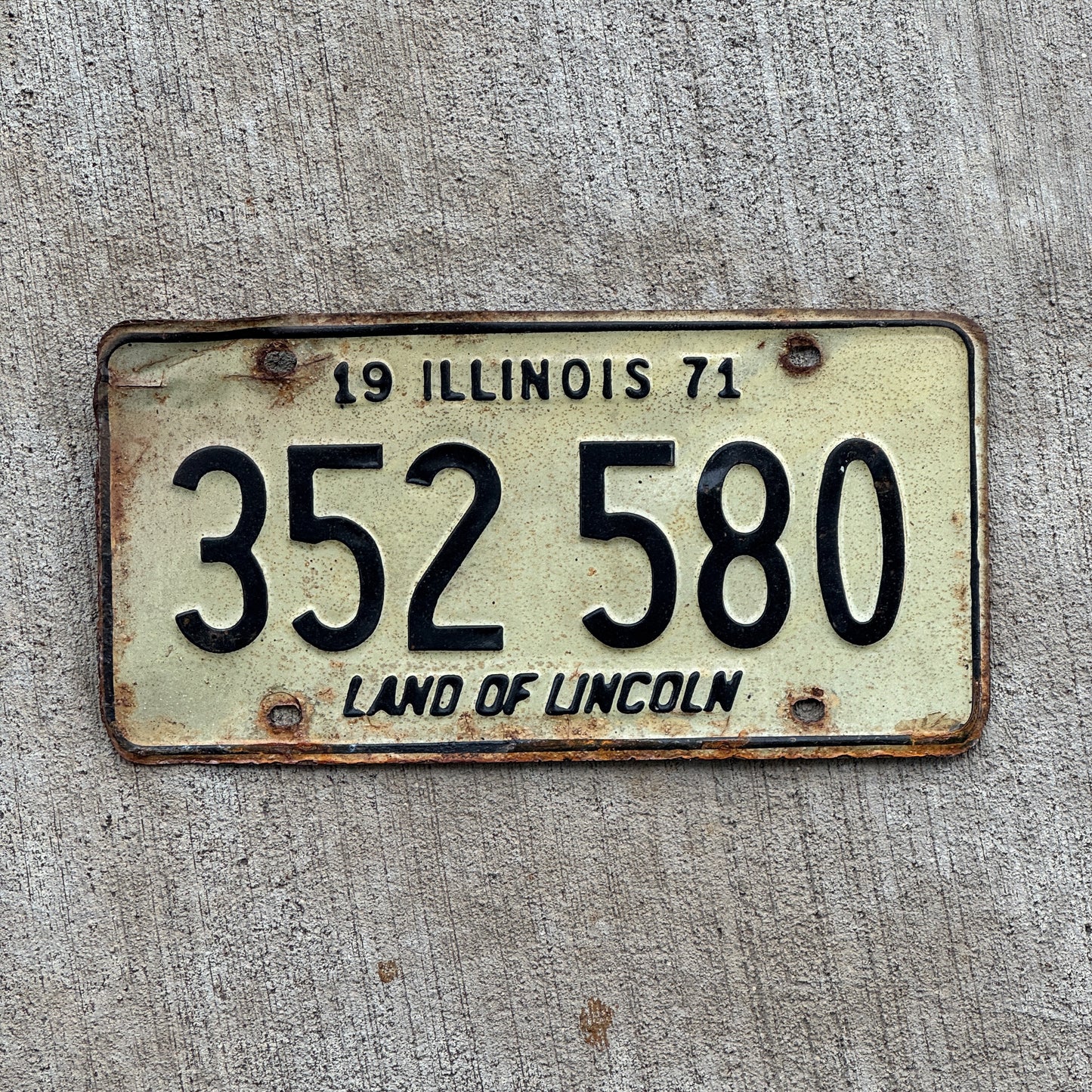 Photo of a 1971 Illinois License Plate Auto Tag Garage Decor Vintage 352 580 with original patina