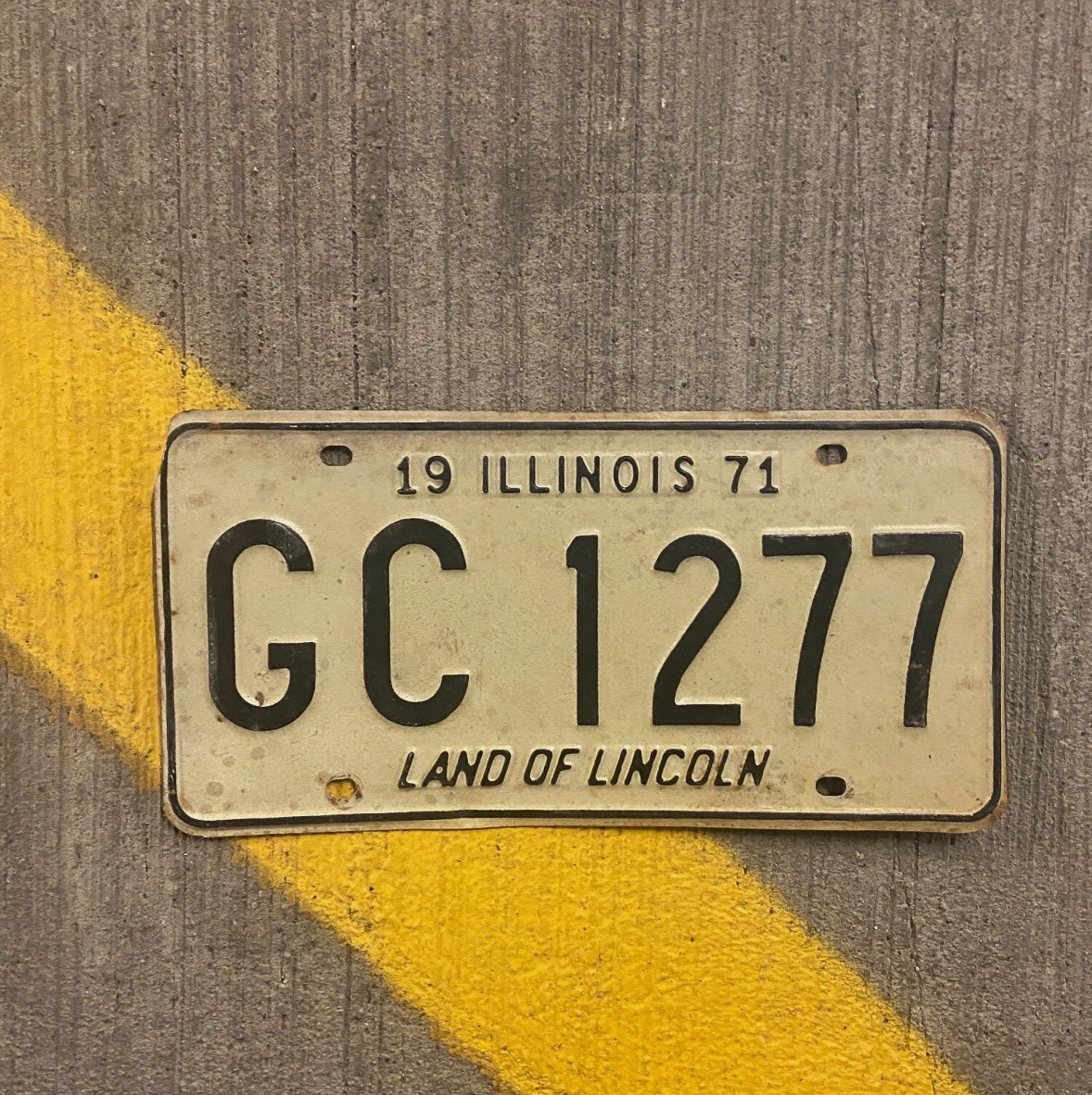 Photo of a 1971 Illinois License Plate Auto Tag Garage Decor Vintage GC 1277