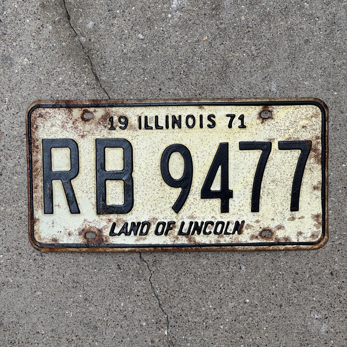 Photo of a 1971 Illinois License Plate Auto Tag Garage Decor Vintage RB 9477 with original patina