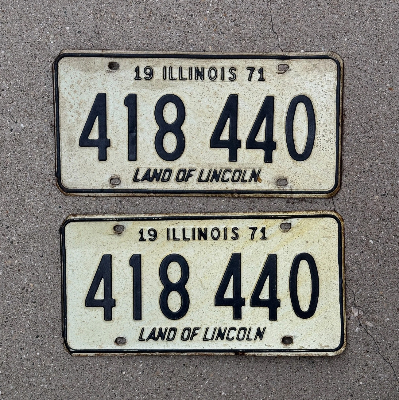 Photo of a 1971 Illinois License Plate Pair Auto Tag Garage Decor Vintage 418440