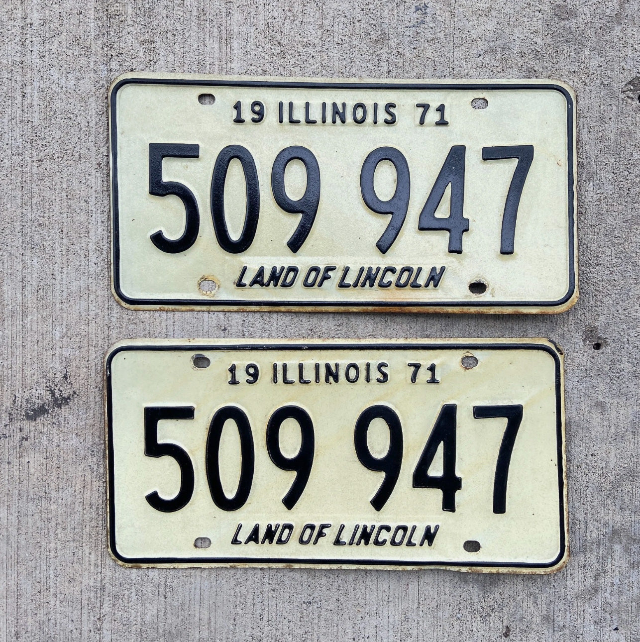 Photo of a 1971 Illinois License Plate Pair Auto Tag Garage Decor Vintage 509947 with original patina