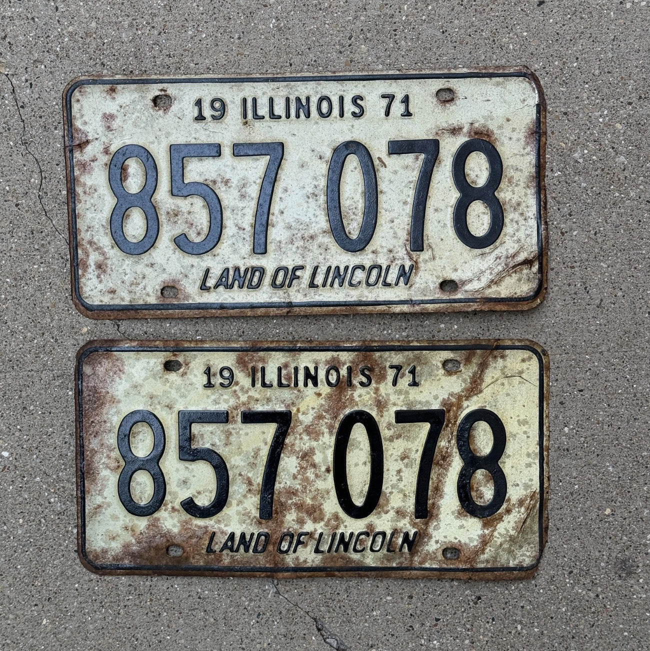 Photo of a 1971 Illinois License Plate Pair Auto Tag Garage Decor Vintage 857 078
