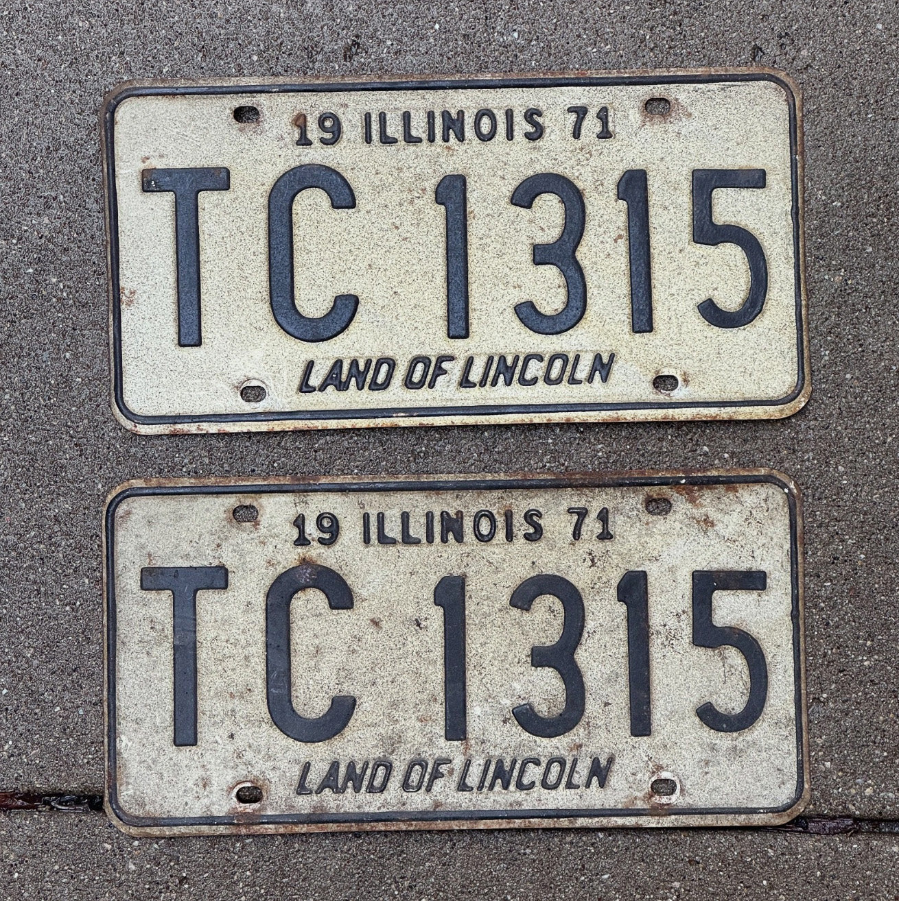 Photo of a 1971 Illinois License Plate Pair Auto Tag Garage Decor Vintage TC 1315