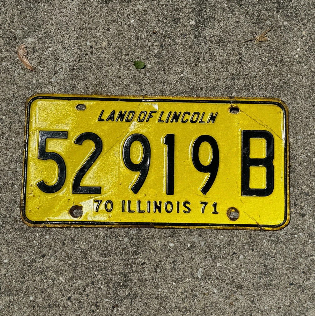 Photo of a 1971 Illinois Truck License Plate Auto Tag Garage Decor Vintage 52919 B