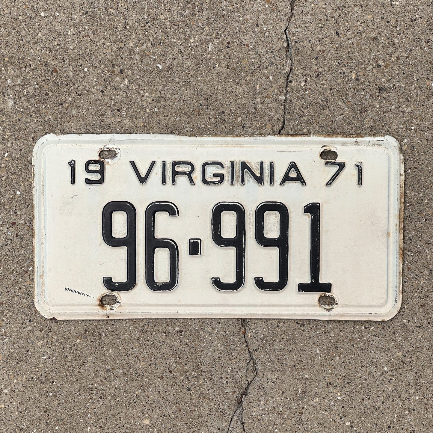 Photo of a 1971 Virgina License Plate Auto Tag Garage Decor Vintage 96 991