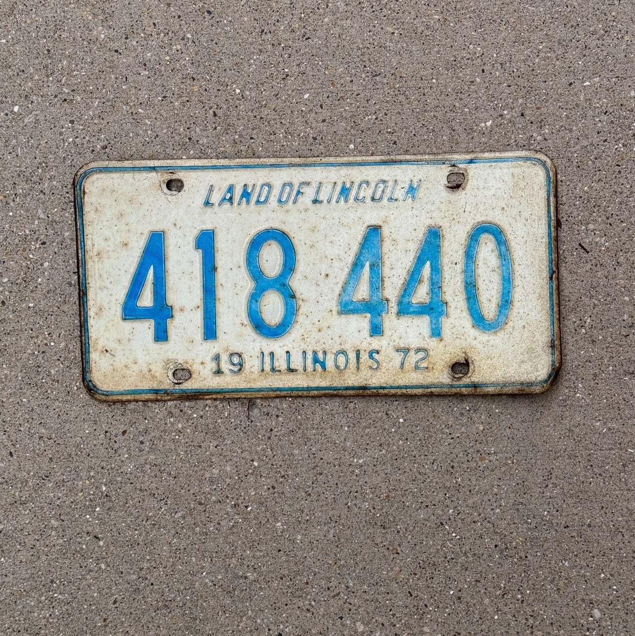 Photo of a 1972 Illinois License Plate Auto Tag Garage Decor Vintage 418 440