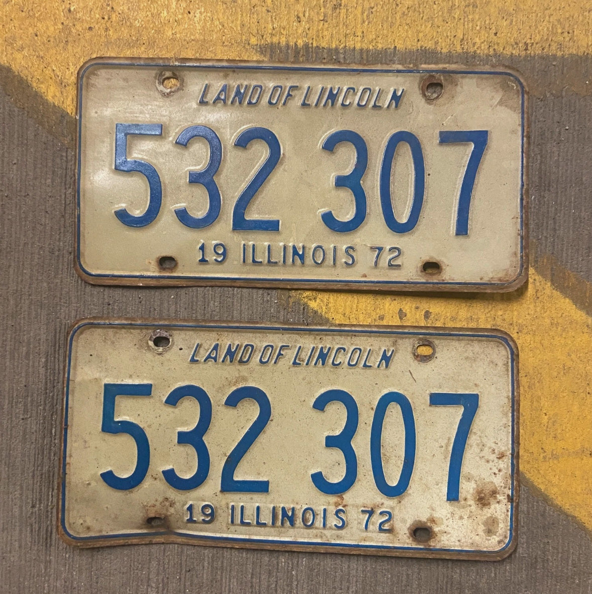 Photo of a 1972 Illinois License Plate Auto Tag Garage Decor Vintage 532 307